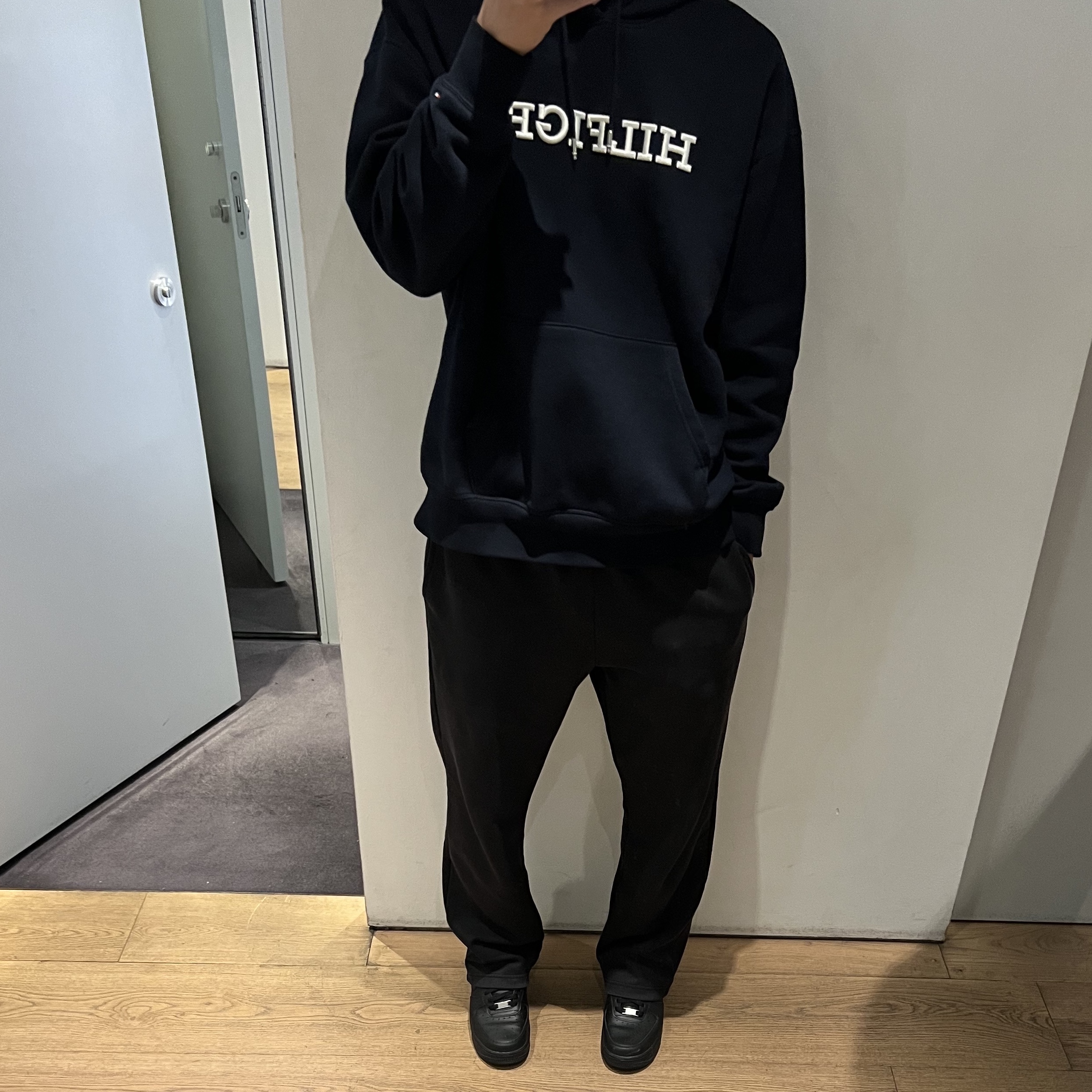 (W) Nike Air Force 1 '07 Low Triple Black, Nike Air Force 1 '07 Low Triple Black 착용 스타일 - 1