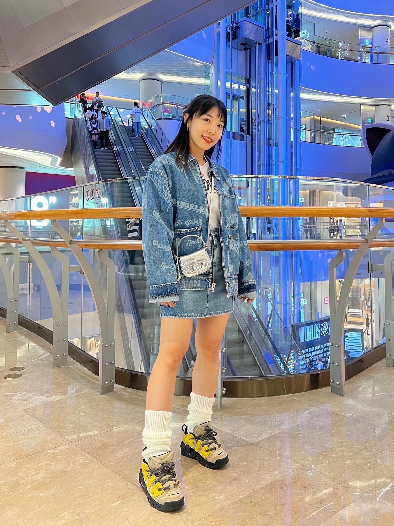Nike x Ambush Air More Uptempo Low Vivid Sulfur and Limestone, Diesel 1DR Xs Shoulder Bag in Metallic Matte Leather Grey 착용 스타일 - 1