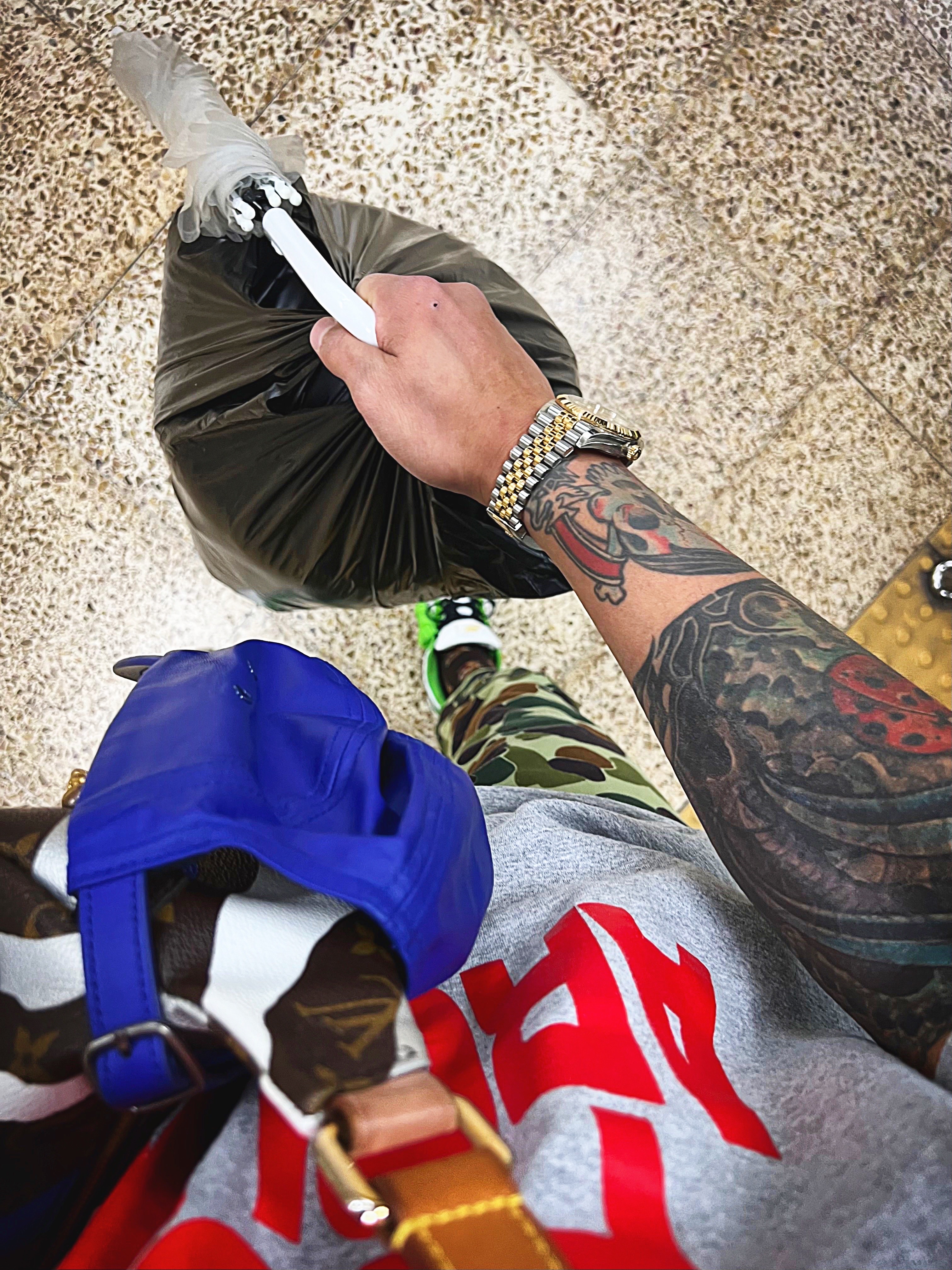 Supreme Leather Camp Cap Royal - 21SS, Supreme Don’t Fuck Around T-Shirt Heather Grey - 22FW 착용 스타일 - 5