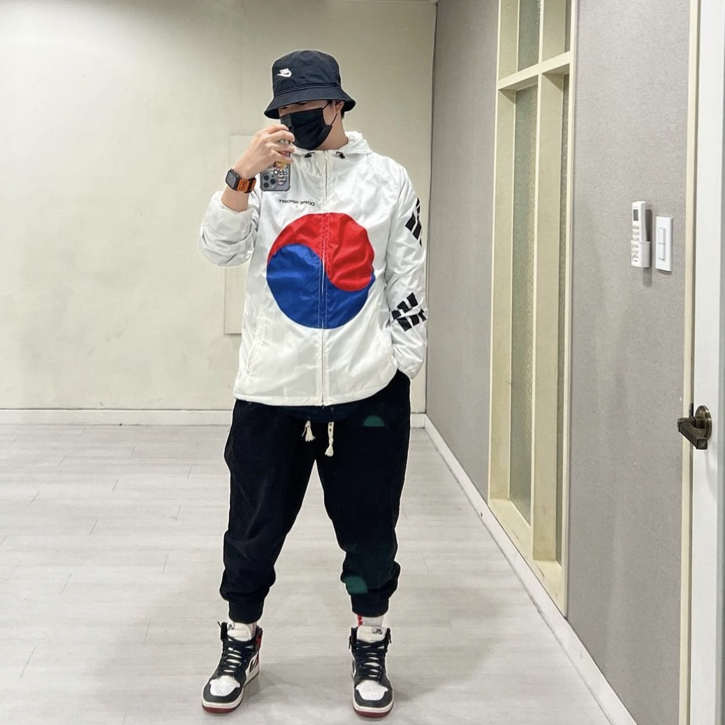 Nike Futura Corduroy Bucket Black, (W) Jordan 1 Retro High Satin Black Toe 착용 스타일 - 1