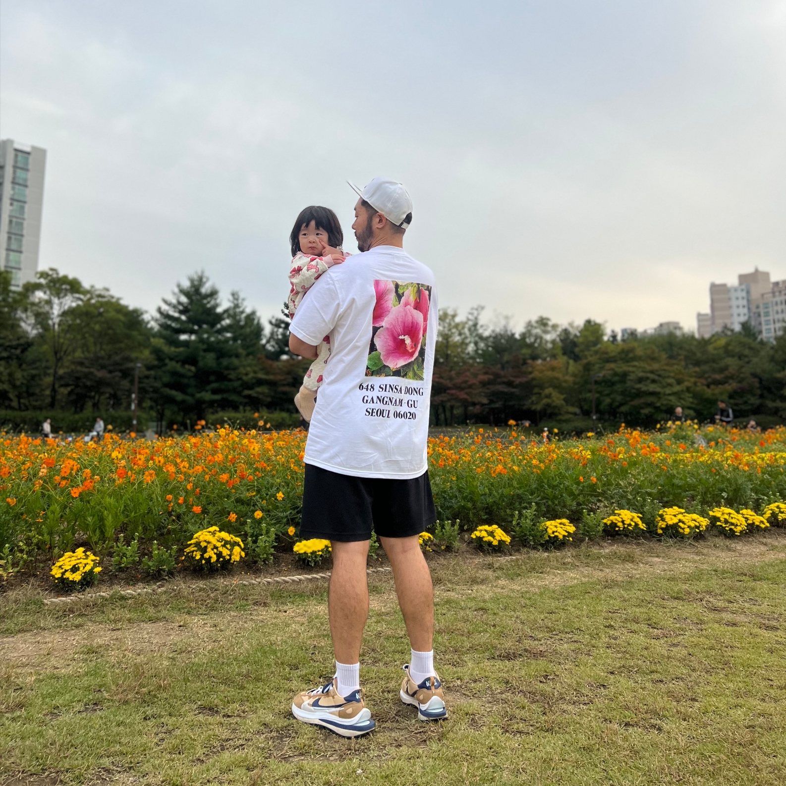 Supreme Seoul Box Logo T-Shirt White - 23FW, Nike x Sacai VaporWaffle Sesame and Blue Void 착용 스타일