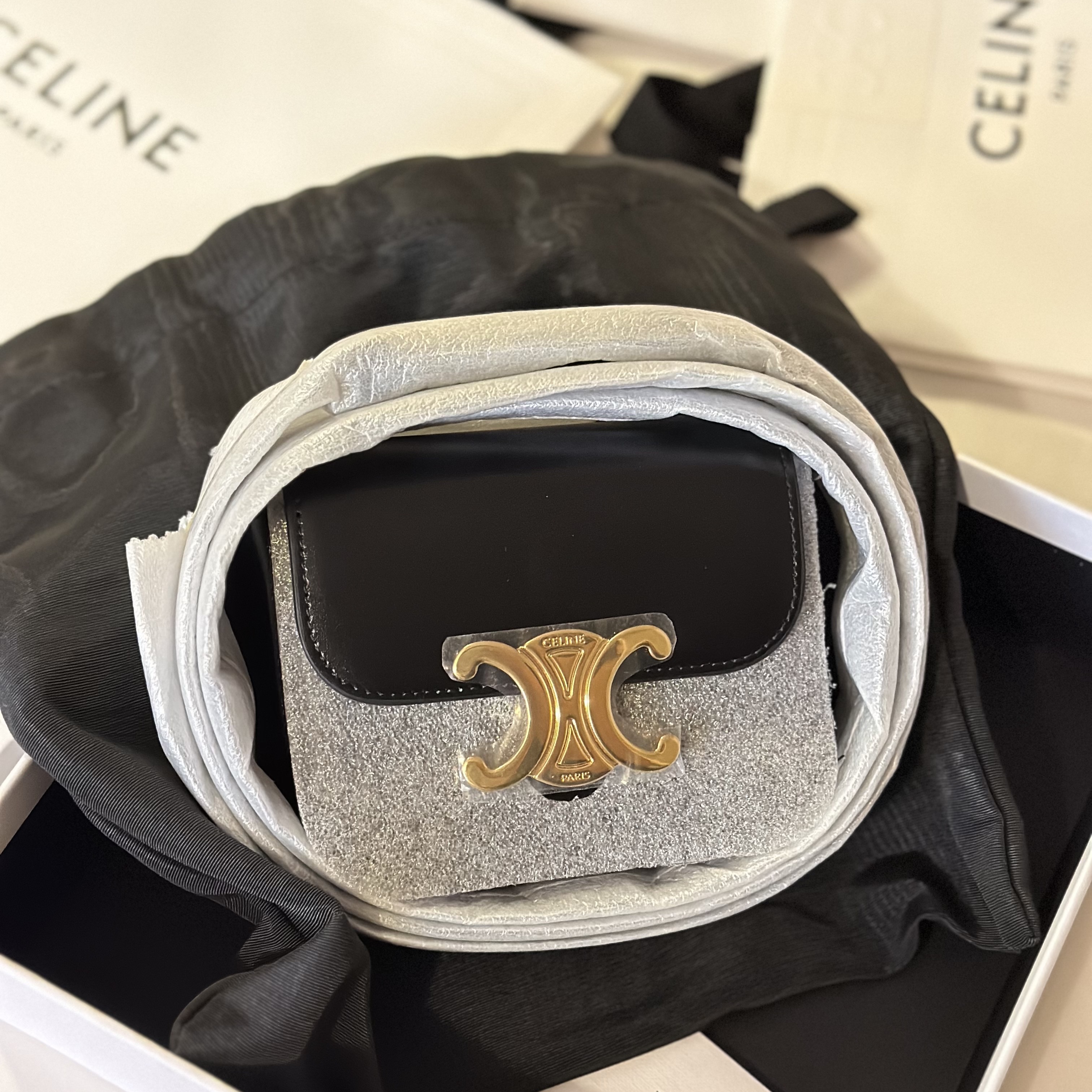 Celine Mini Claude in Shiny Calfskin Black 착용 스타일 - 1