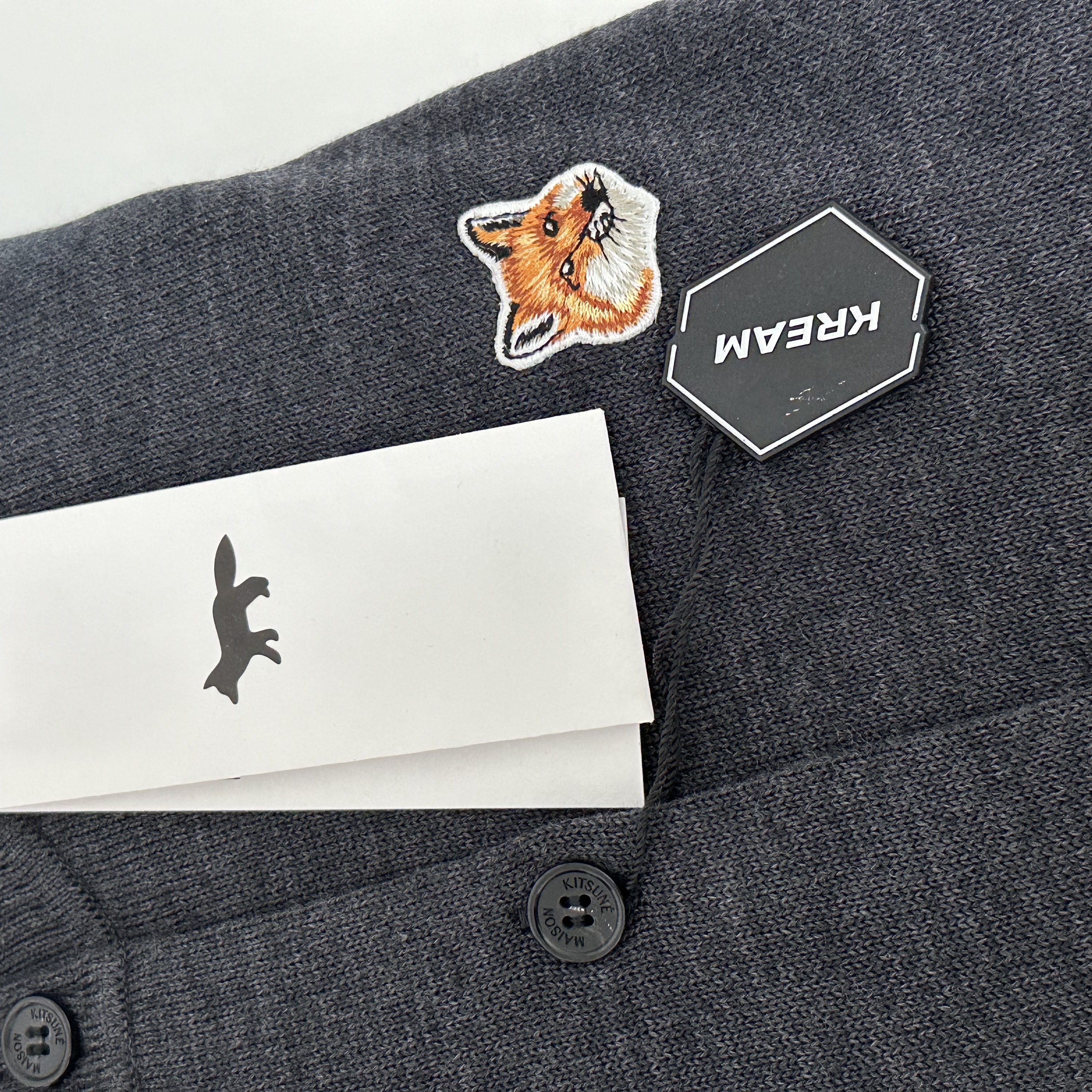 (W) Maison Kitsune Fox Head Patch Adjusted R-Neck Cardigan Anthracite Melange 착용 스타일