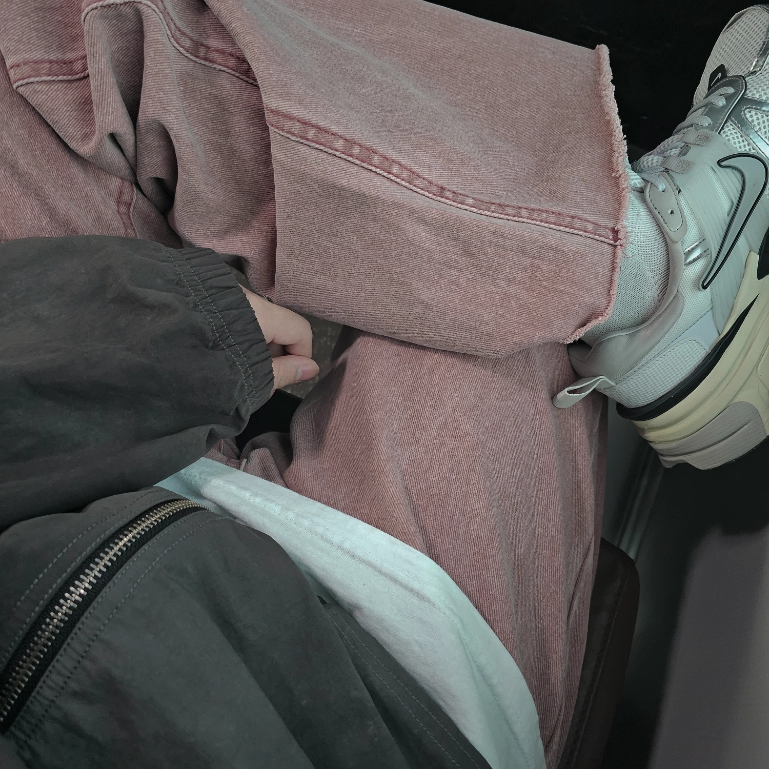 Stussy Wave Dye Beach Shell Jacket Black, Nike V2K Run Summit White Metallic Silver 착용 스타일