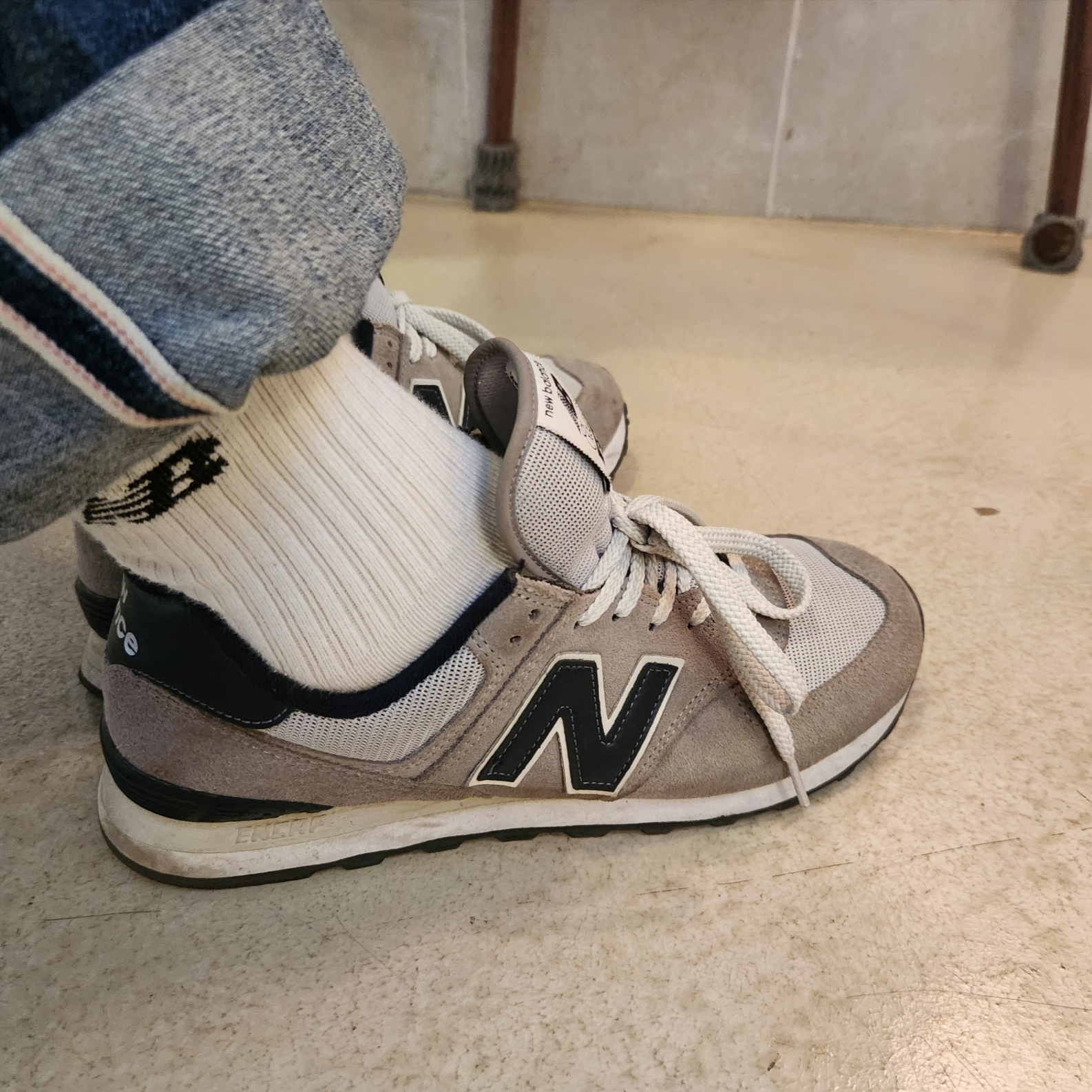 New Balance 574 Grey Blue 착용 스타일 - 2