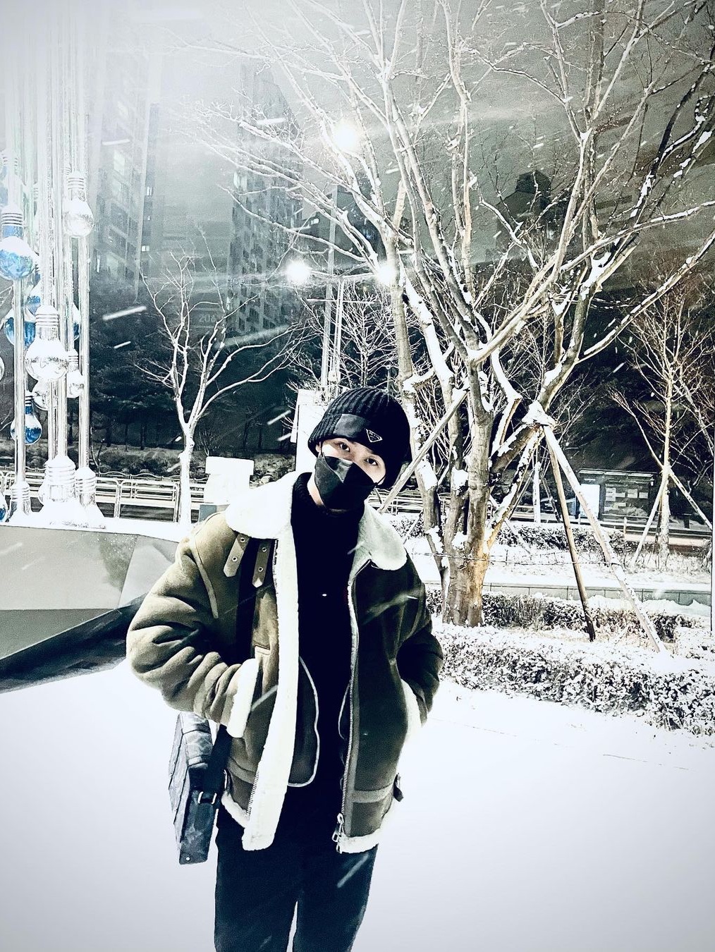 Prada Re-Nylon Gabardine and Wool Beanie Black, Louis Vuitton Trunk Messenger Monogram Eclipse 착용 스타일