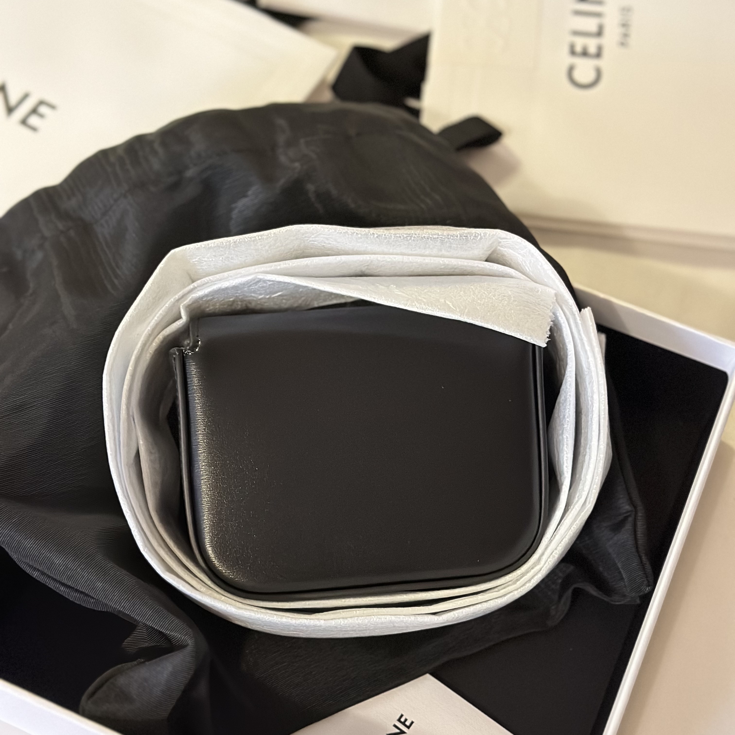 Celine Mini Claude in Shiny Calfskin Black 착용 스타일 - 2