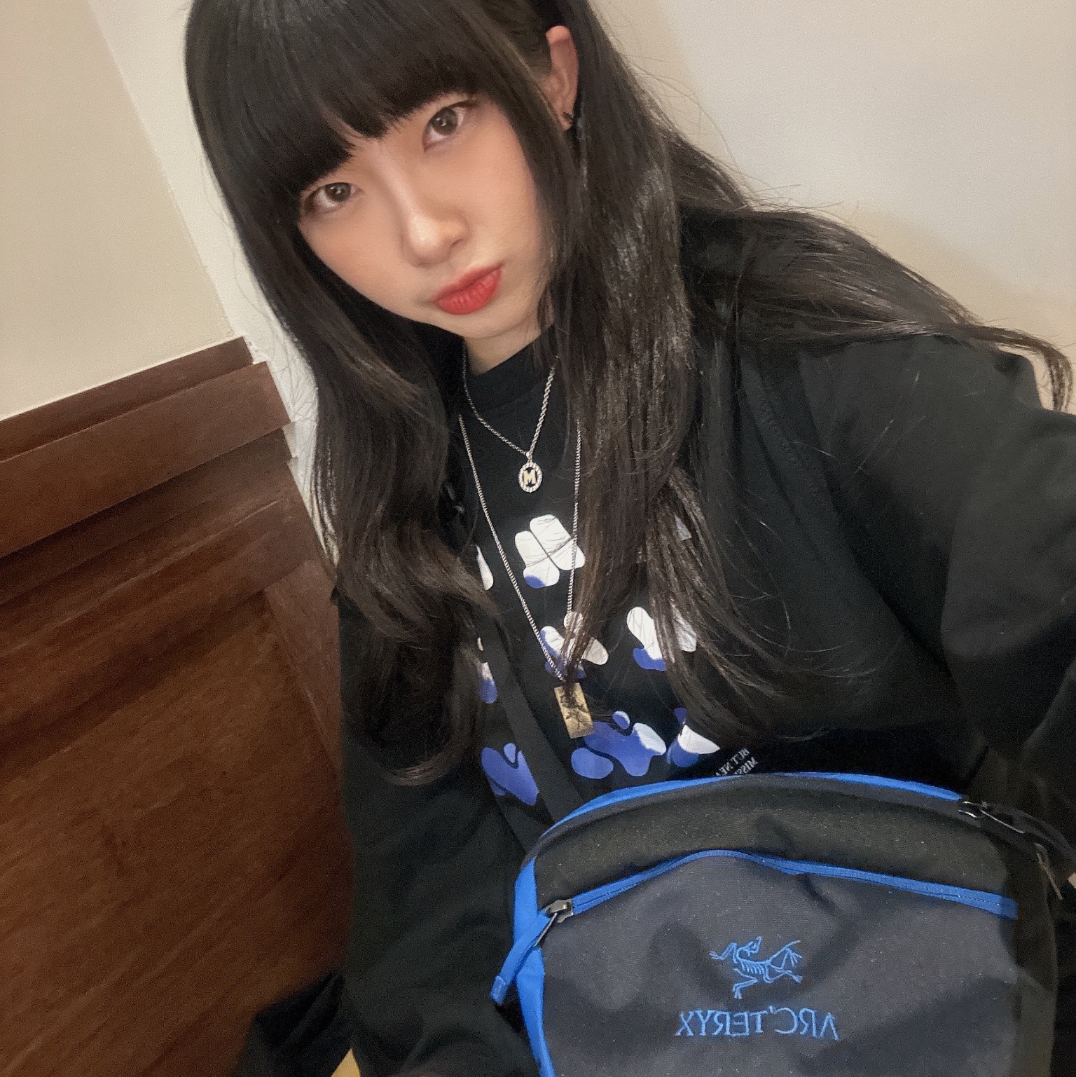 Arc'teryx x Beams Mantis 2 Waistpack Boro Blue, Zara x Ader Error Graphic Long Sleeve T-Shirt Black 착용 스타일 - 1