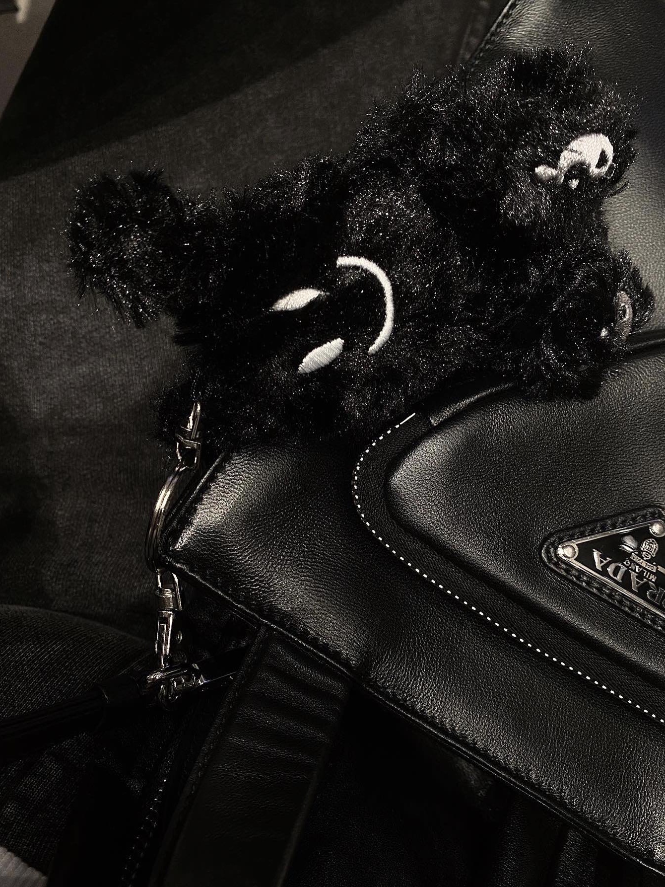 Prada Antique Nappa Leather Mini Tote Bag with Flowers Black 착용 스타일 - 3