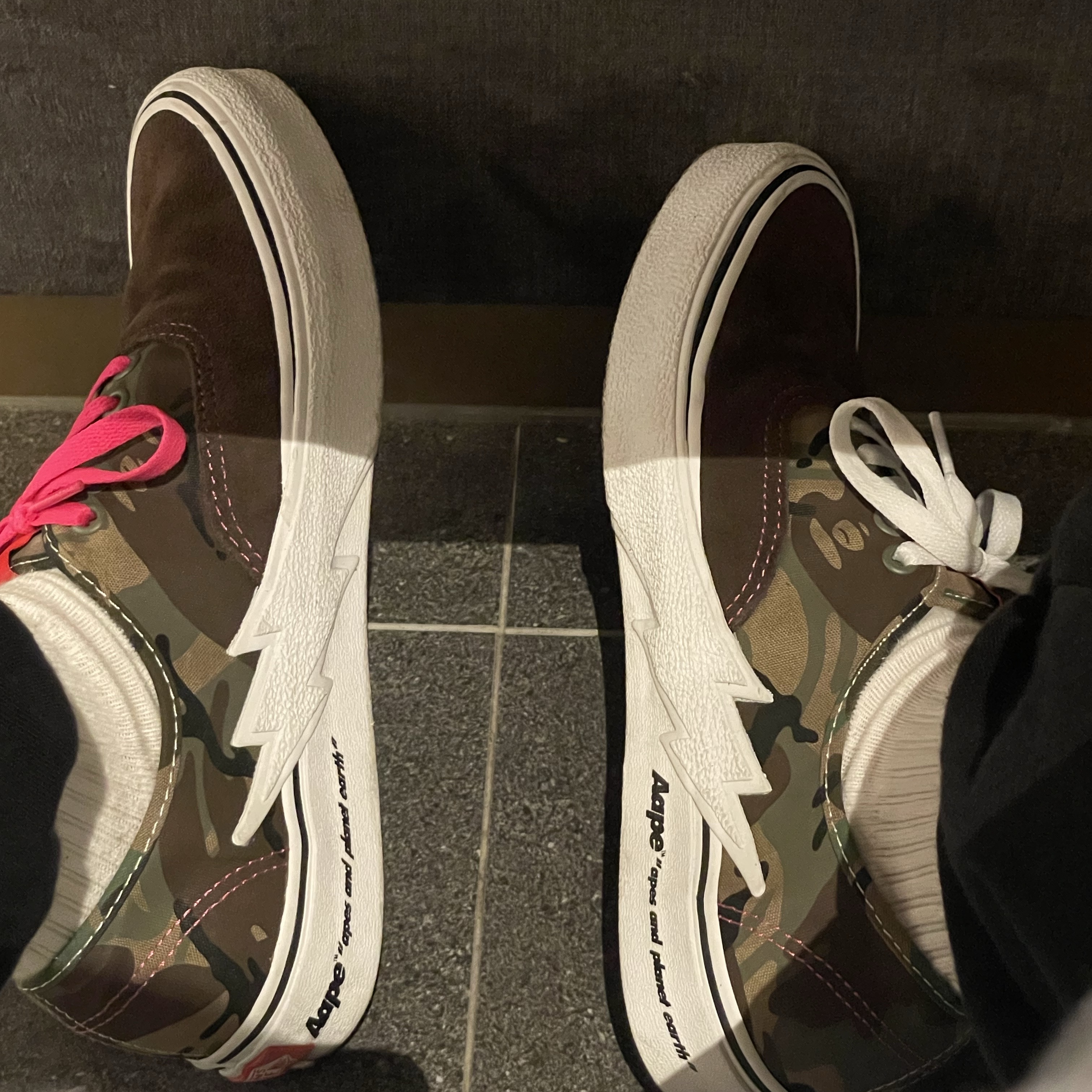 Vans x AAPE Authentic Bolt Khaki 착용 스타일 - 3