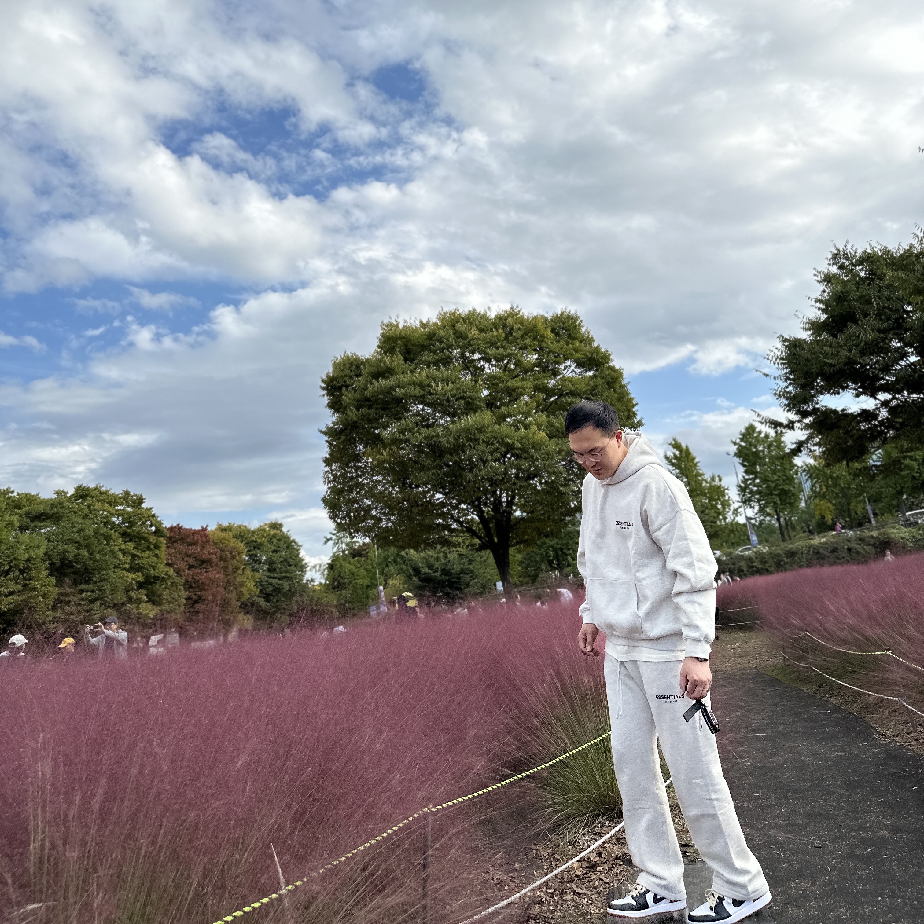 Essentials The Core Collection Hoodie Light Oatmeal, Essentials The Core Collection Relaxed Sweatpants Light Oatmeal 착용 스타일 - 2