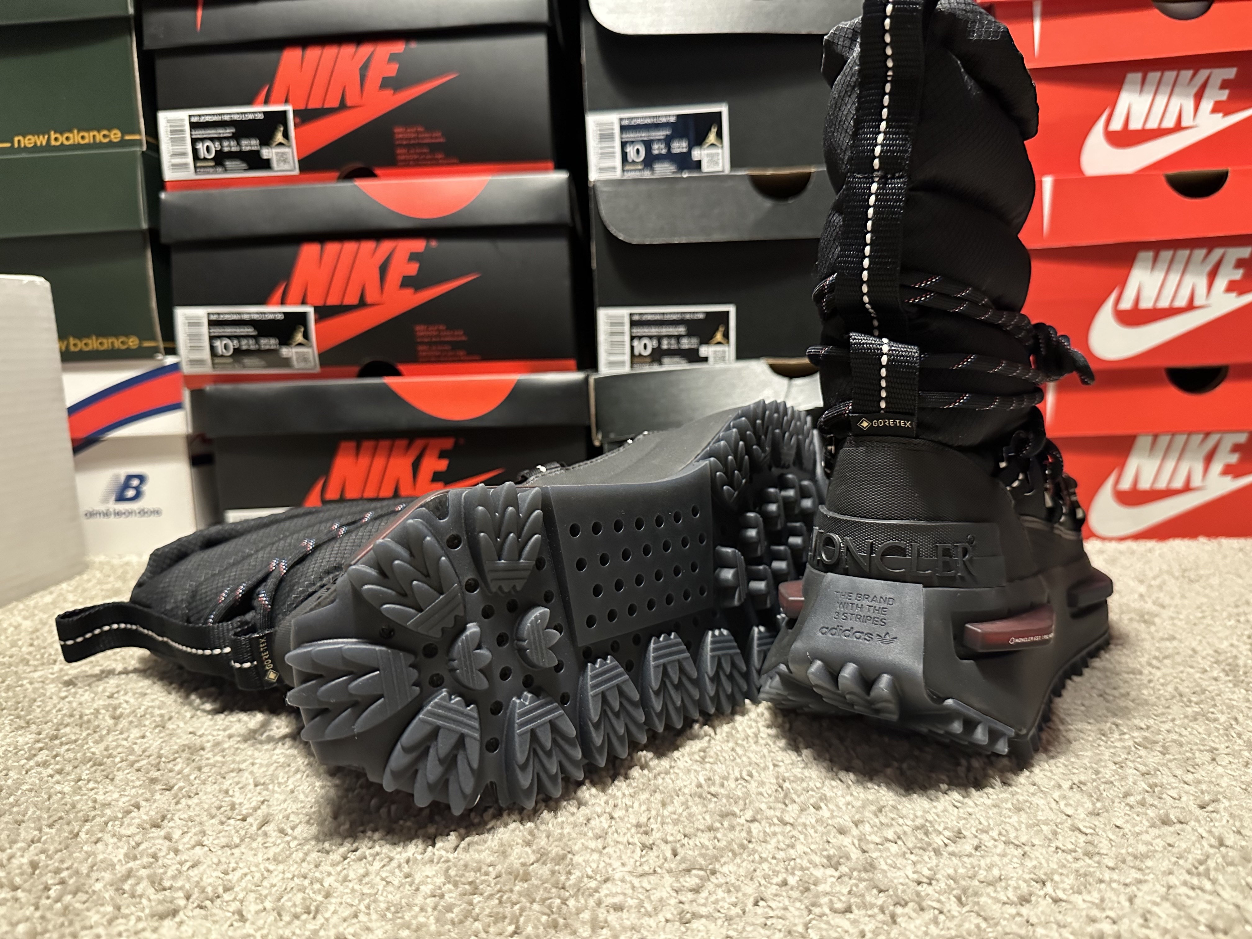 Adidas x Moncler NMD Mid Core Black 착용 스타일 - 5