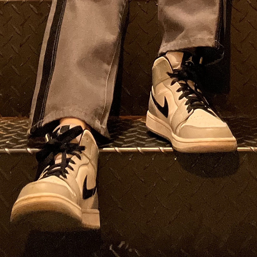 Jordan 1 Mid Light Smoke Grey 착용 스타일 - 4