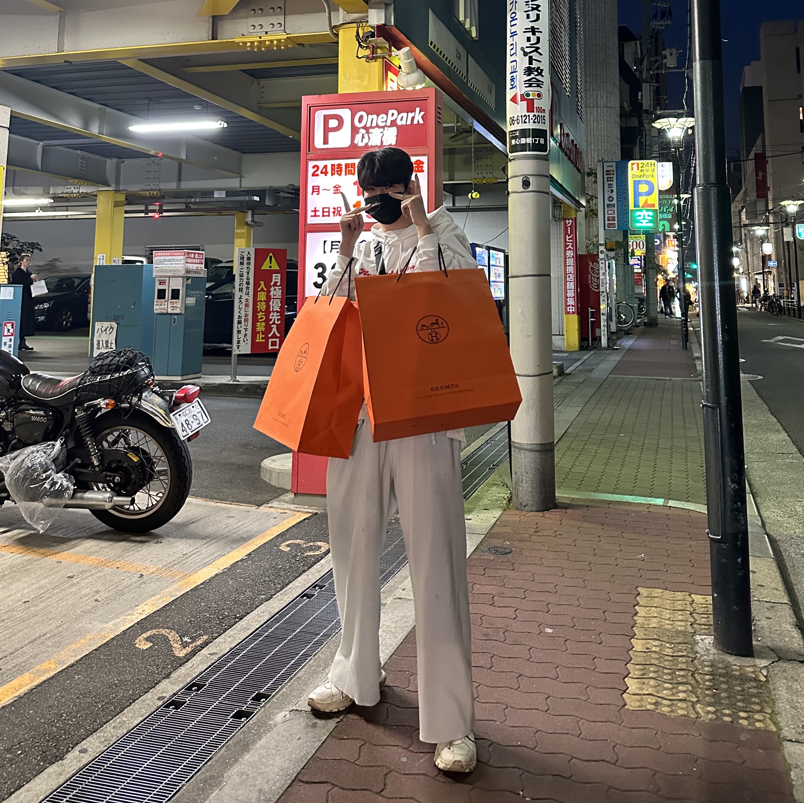 Hermes Bouncing Sneakers Calfskin Suede Goatskin & Blanc 착용 스타일