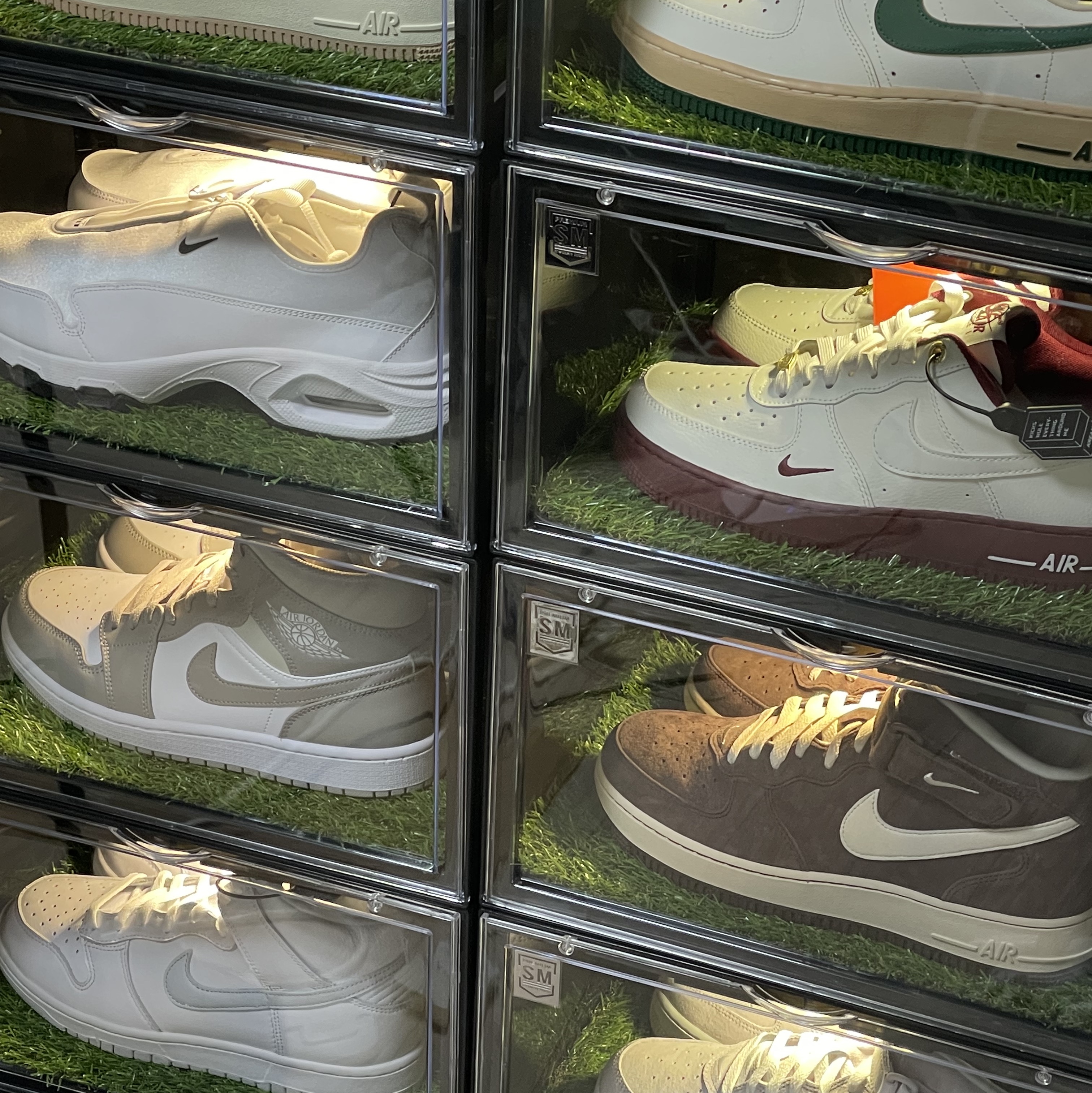 Jordan 1 Mid College Grey, Nike Air Force 1 Mid '07 QS Chocolate 착용 스타일