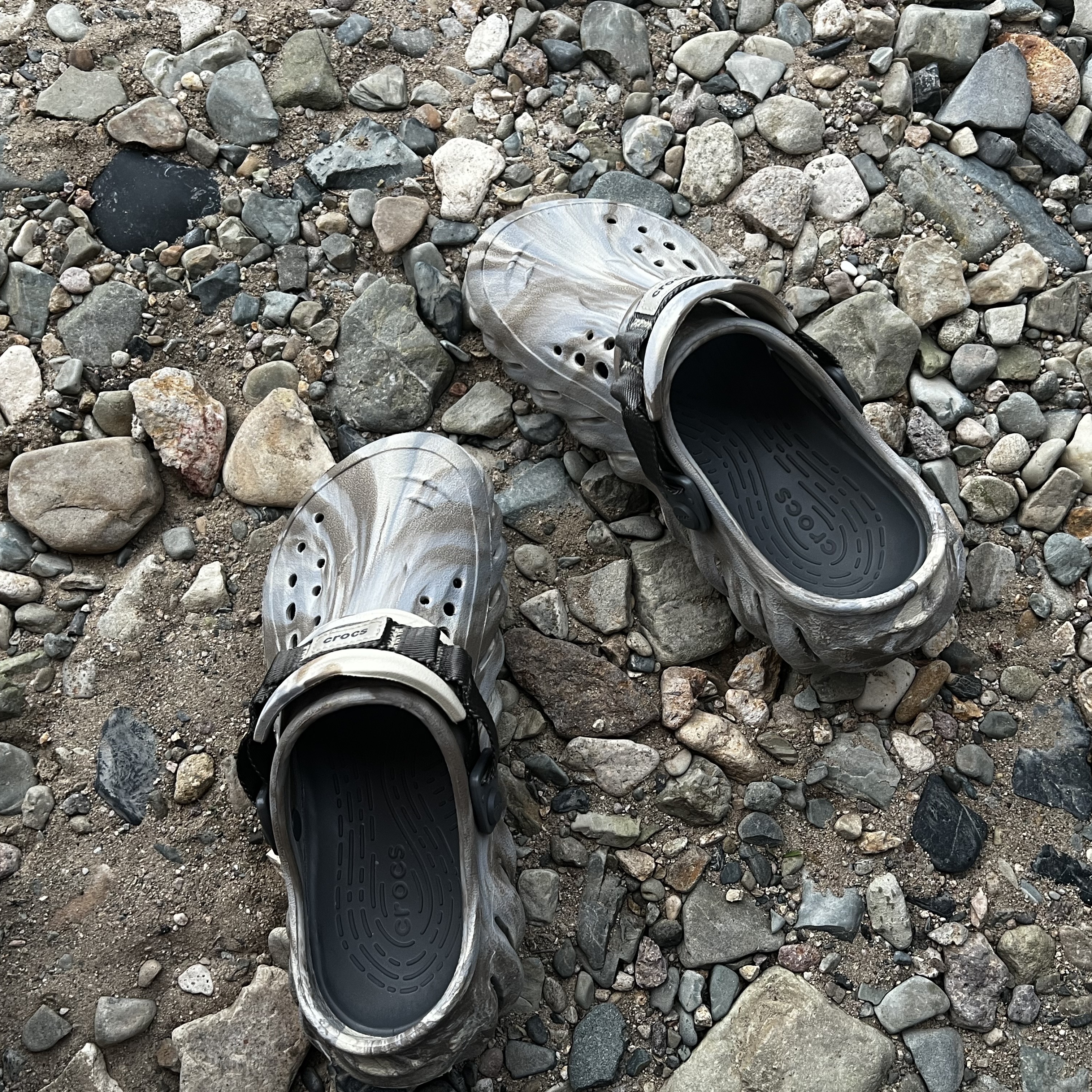 Crocs Echo Marbled Clog Bone Multi 착용 스타일 - 2