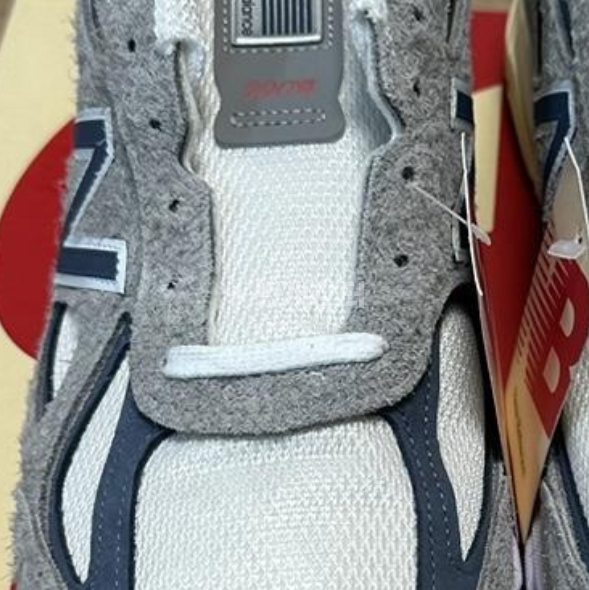 New Balance 990v4 Made in USA Gray Suede 착용 스타일 - 3