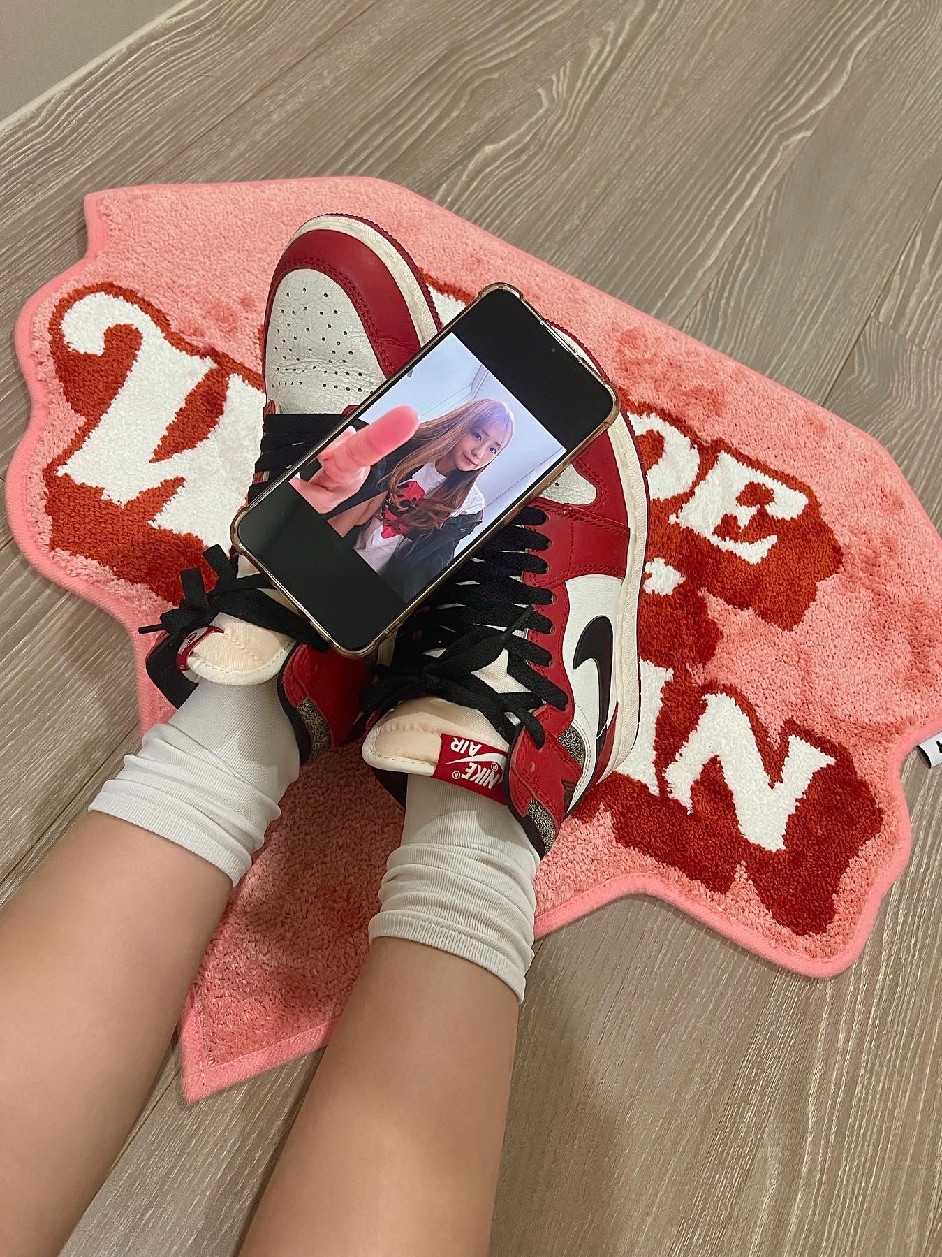 Jordan 1 Retro High OG Chicago 2022, Stussy x Cactus Plant Flea Market Heart T-Shirt 착용 스타일 - 1