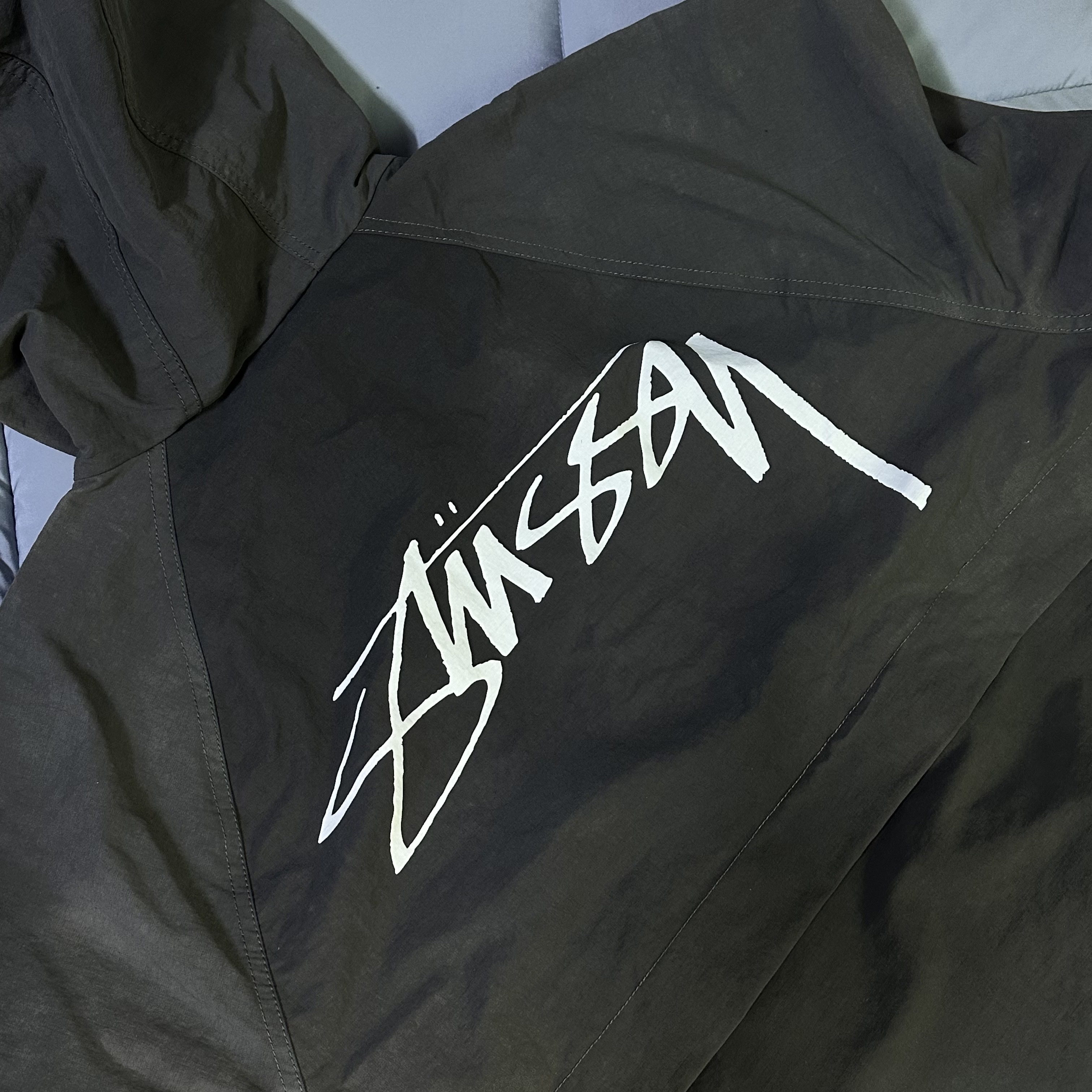 Stussy Wave Dye Beach Shell Jacket Black 착용 스타일 - 2