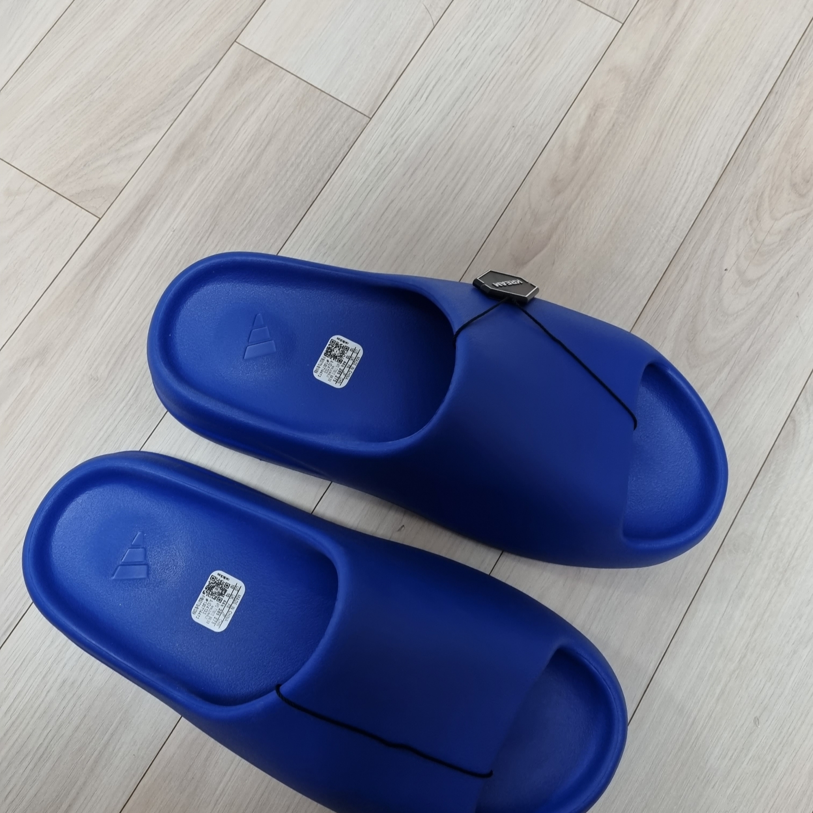 Adidas Yeezy Slide Azure 착용 스타일