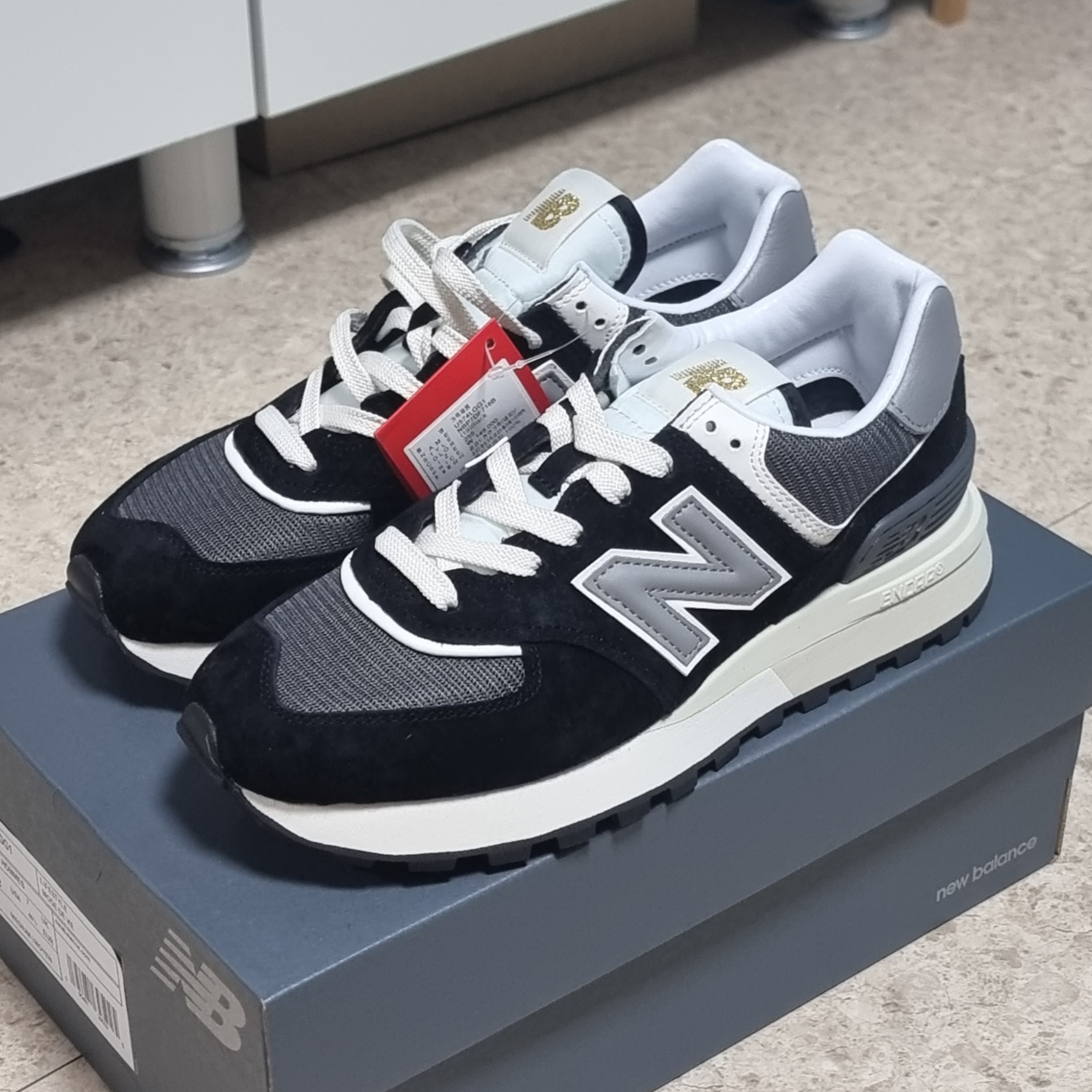 New Balance 574 Legacy Black 착용 스타일 - 1