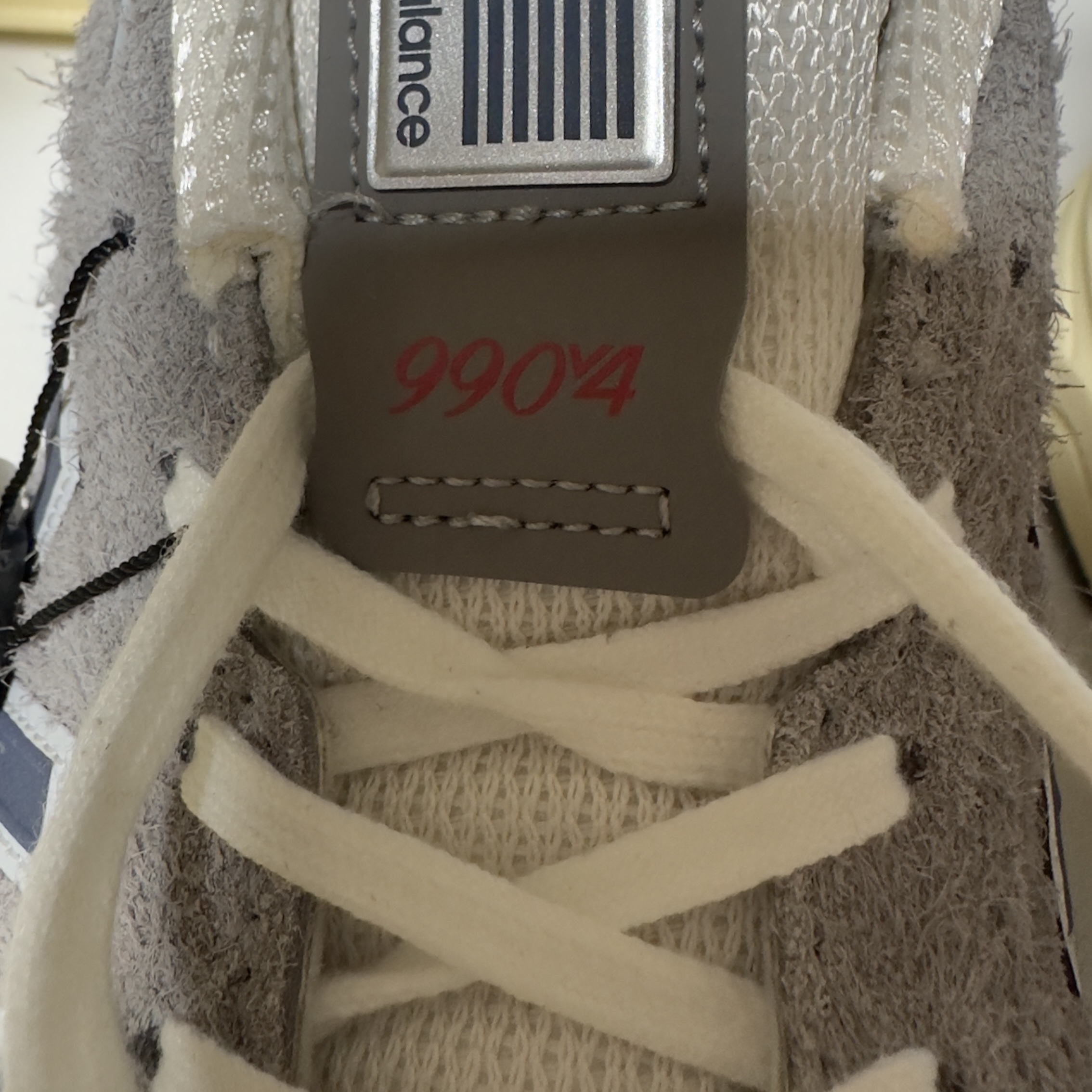 New Balance 990v4 Made in USA Gray Suede 착용 스타일 - 1