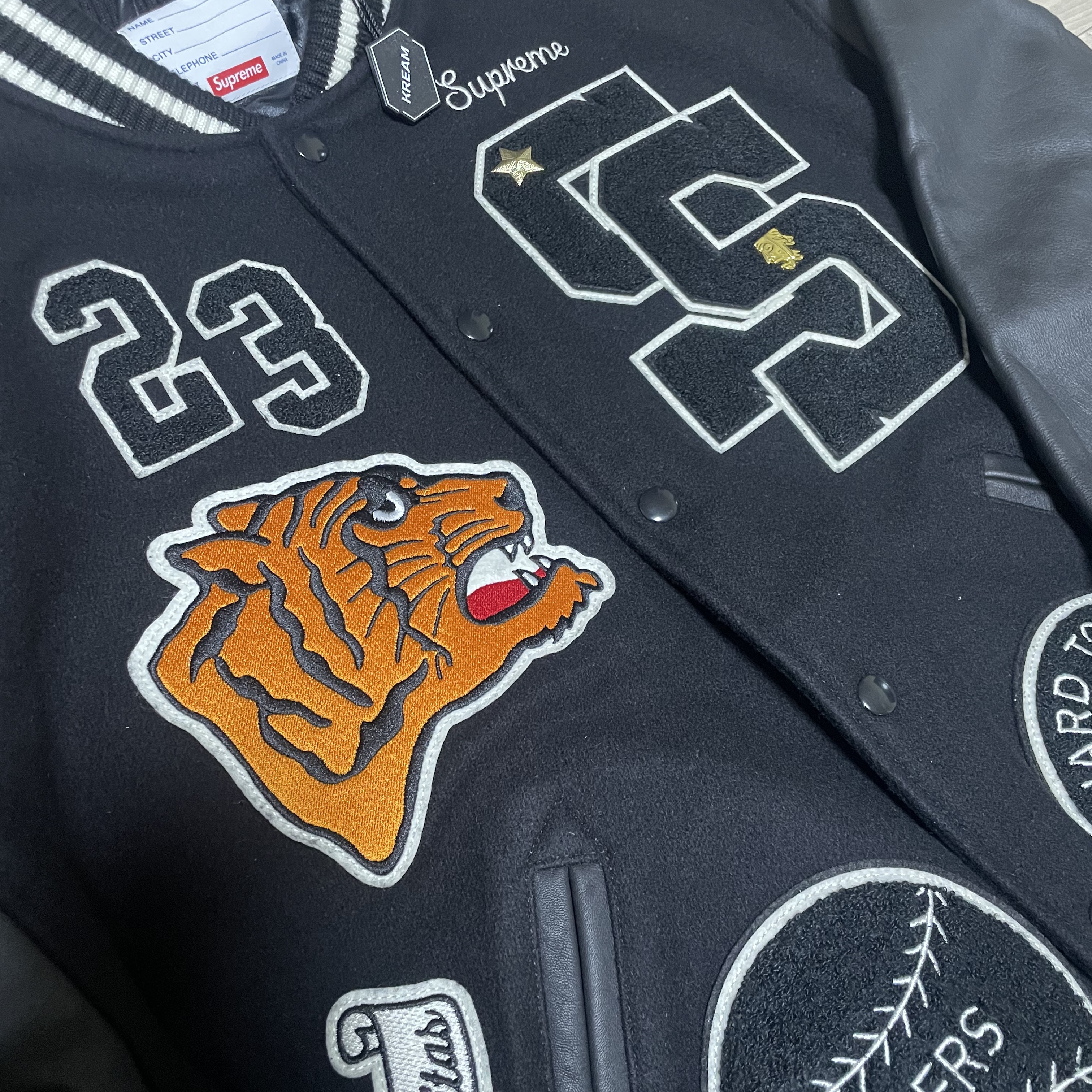 Supreme Tiger Varsity Jacket Black - 23FW, Adidas Yeezy Boost 700 V2 Vanta 2019 착용 스타일 - 1