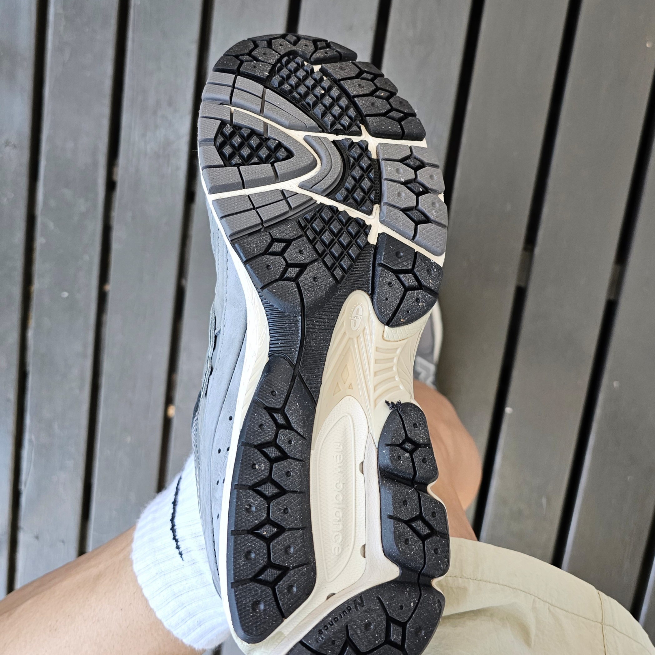 New Balance 2002R Premium Vintage Grey 착용 스타일 - 4