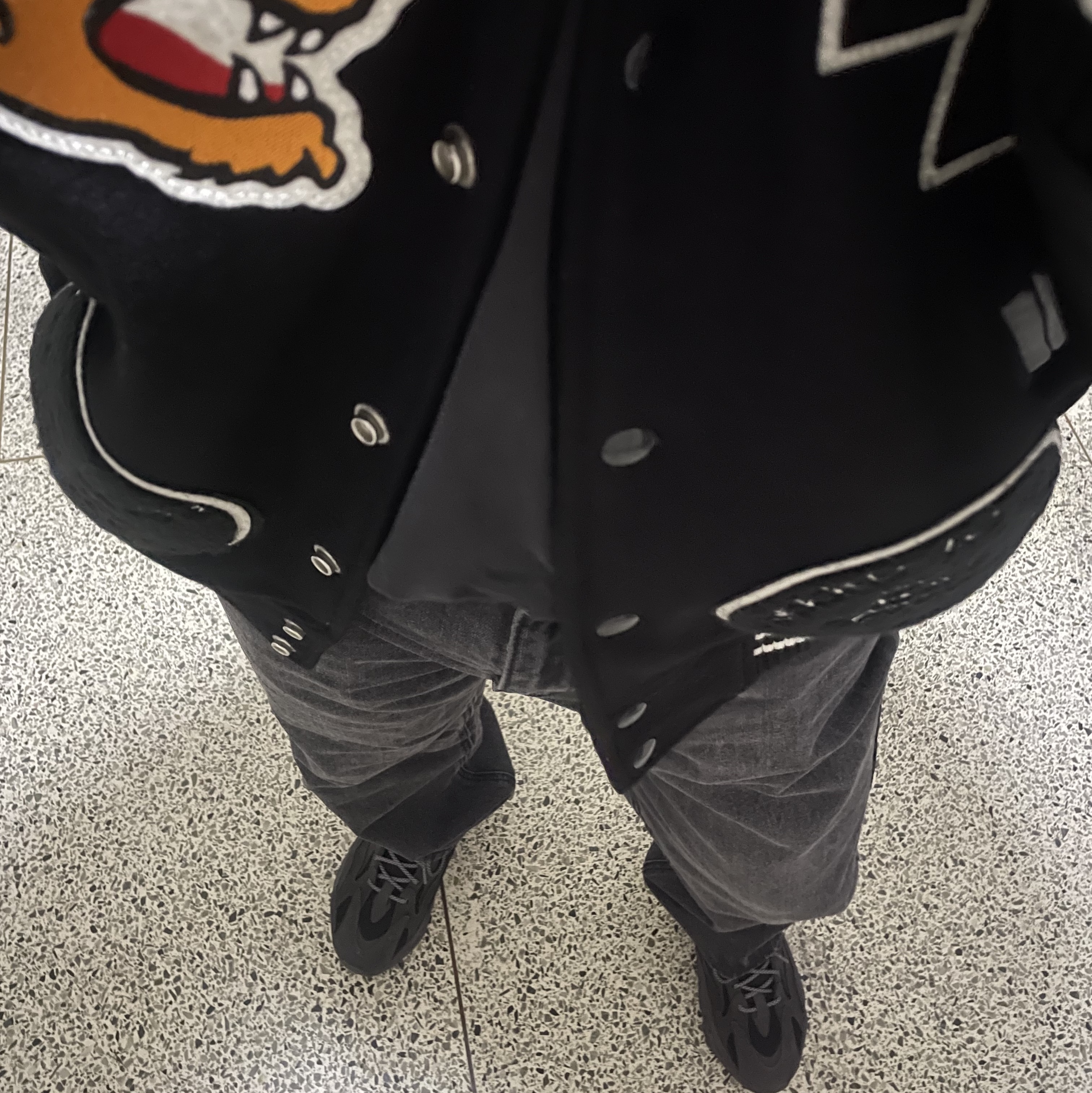 Supreme Tiger Varsity Jacket Black - 23FW, Adidas Yeezy Boost 700 V2 Vanta 2019 착용 스타일 - 2
