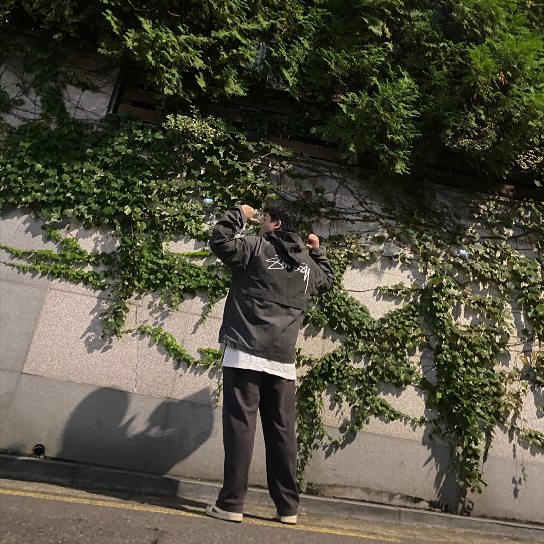 Stussy Wave Dye Beach Shell Jacket Black, Jordan 1 x Travis Scott Retro Low OG SP Sail and Ridgerock 착용 스타일