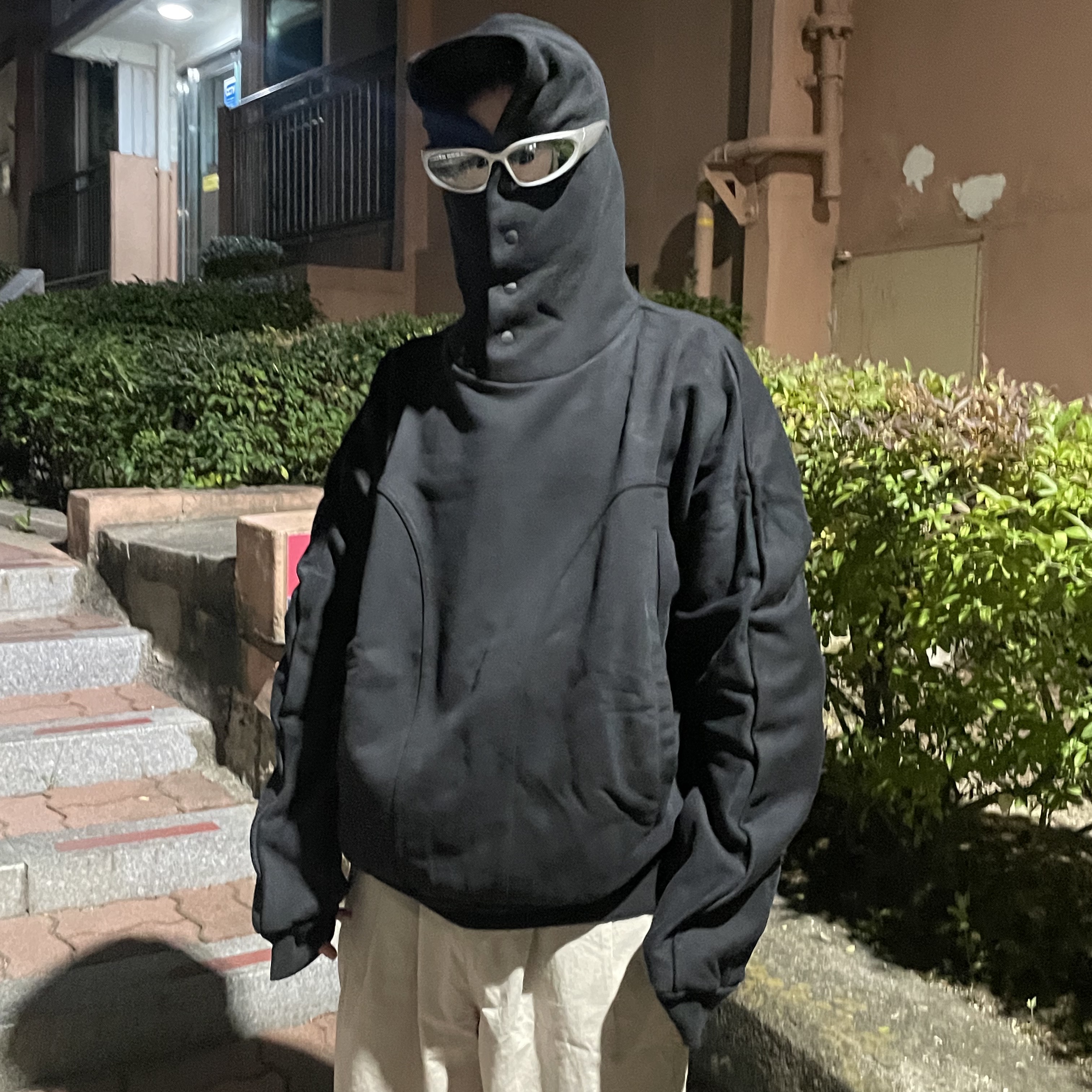 Adidas Yeezy Foam RNNR Sand, CDG Backpack Black 착용 스타일 - 3
