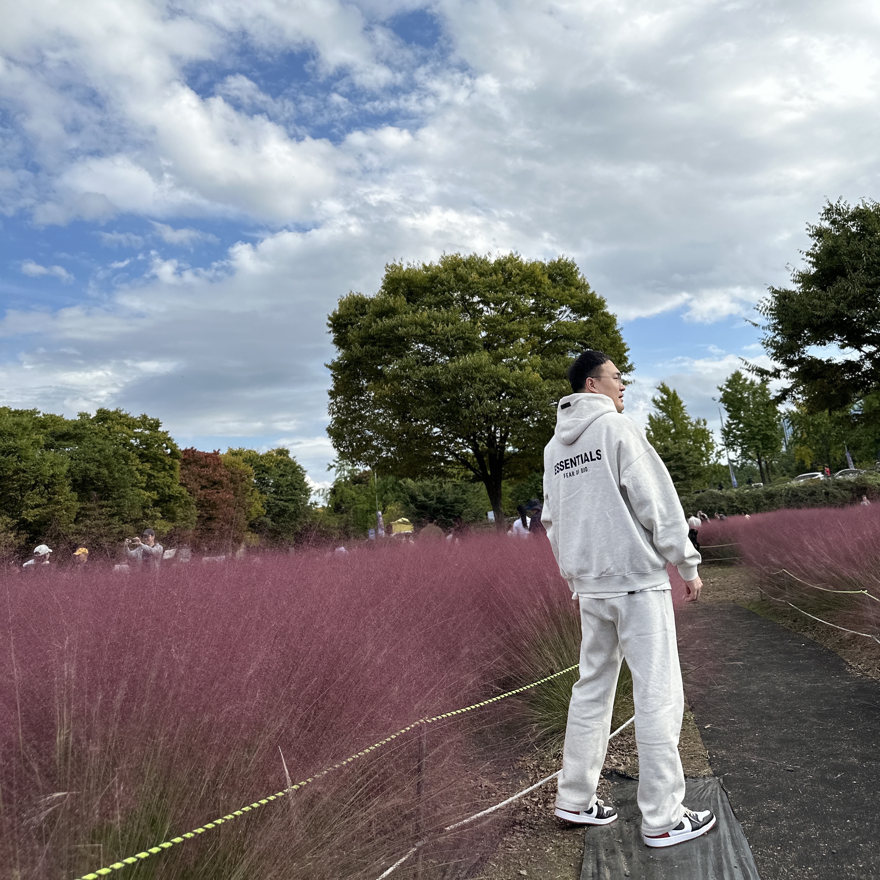 Essentials The Core Collection Hoodie Light Oatmeal, Essentials The Core Collection Relaxed Sweatpants Light Oatmeal 착용 스타일 - 1