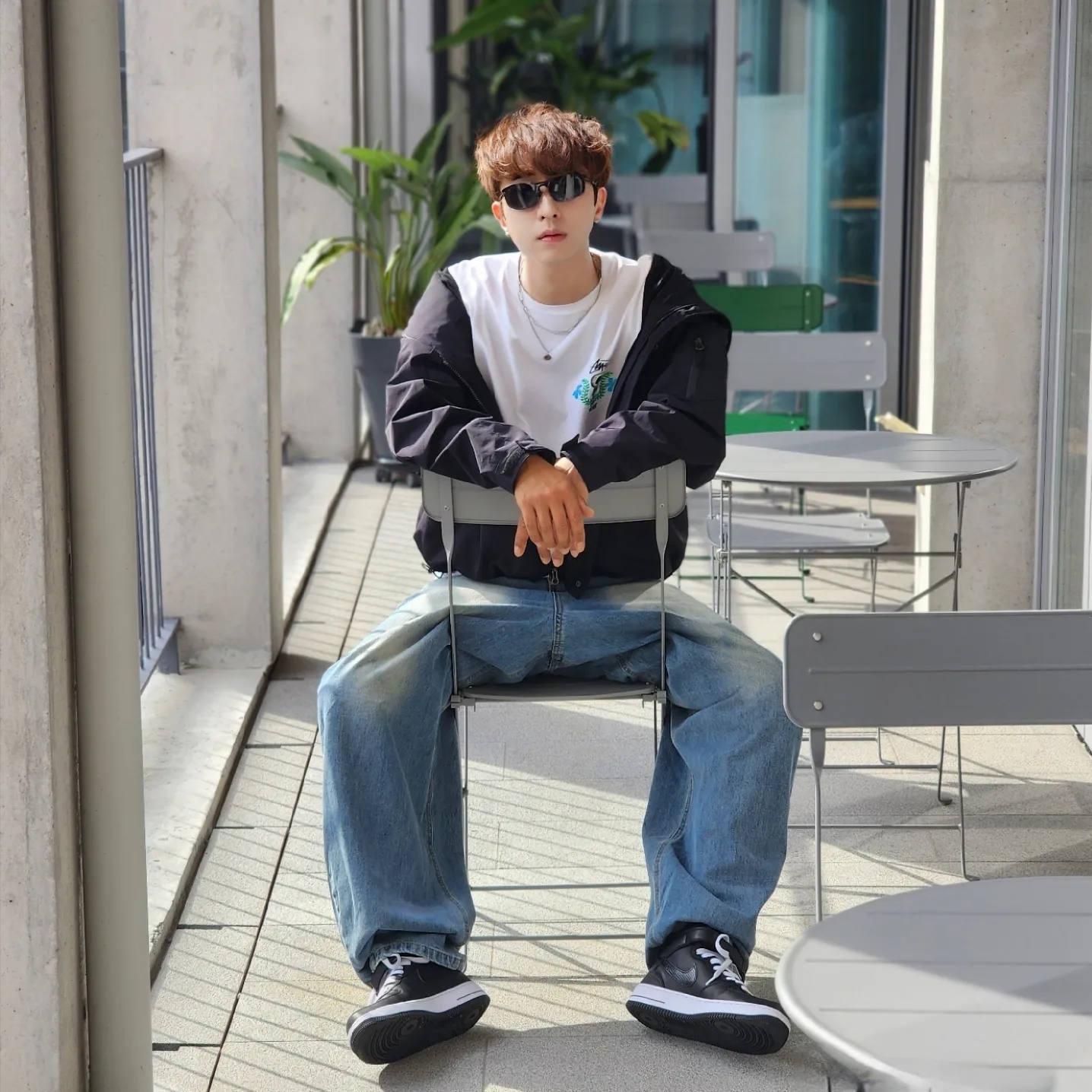 Nike x Stussy Air Force 1 '07 Mid SP Black, Stussy Skull Crest T-Shirt White 착용 스타일 - 1