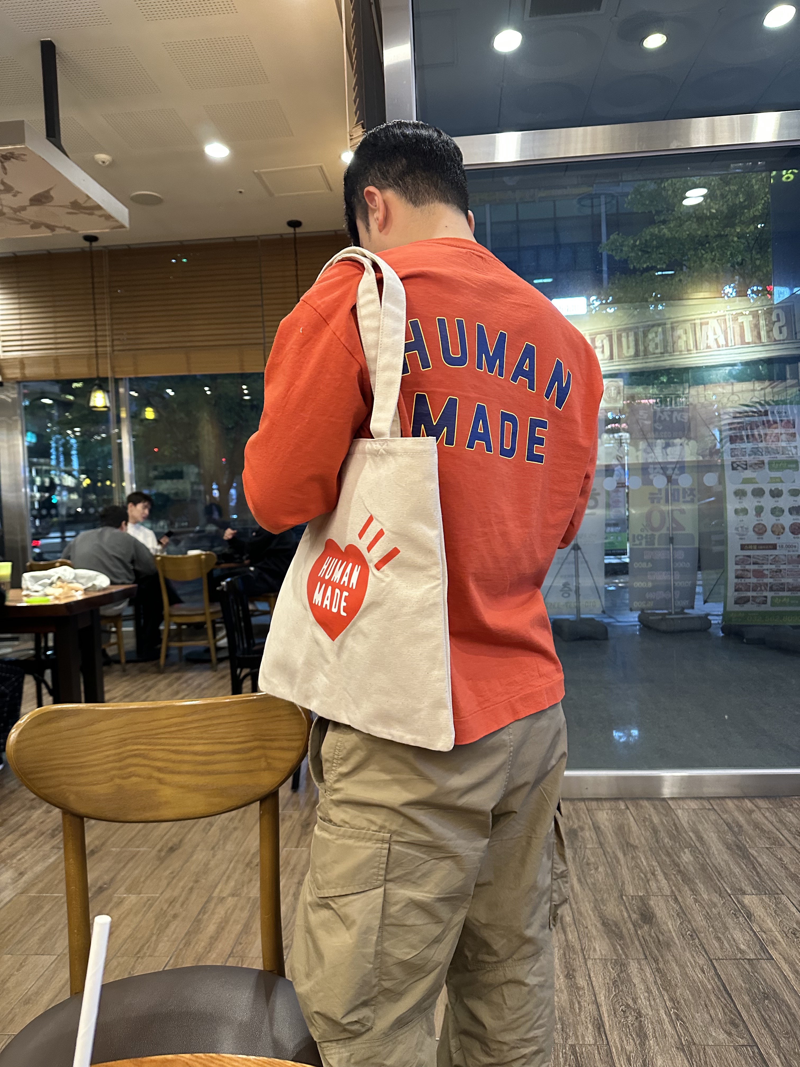 Human Made Book Tote Sapporo White 착용 스타일 - 4