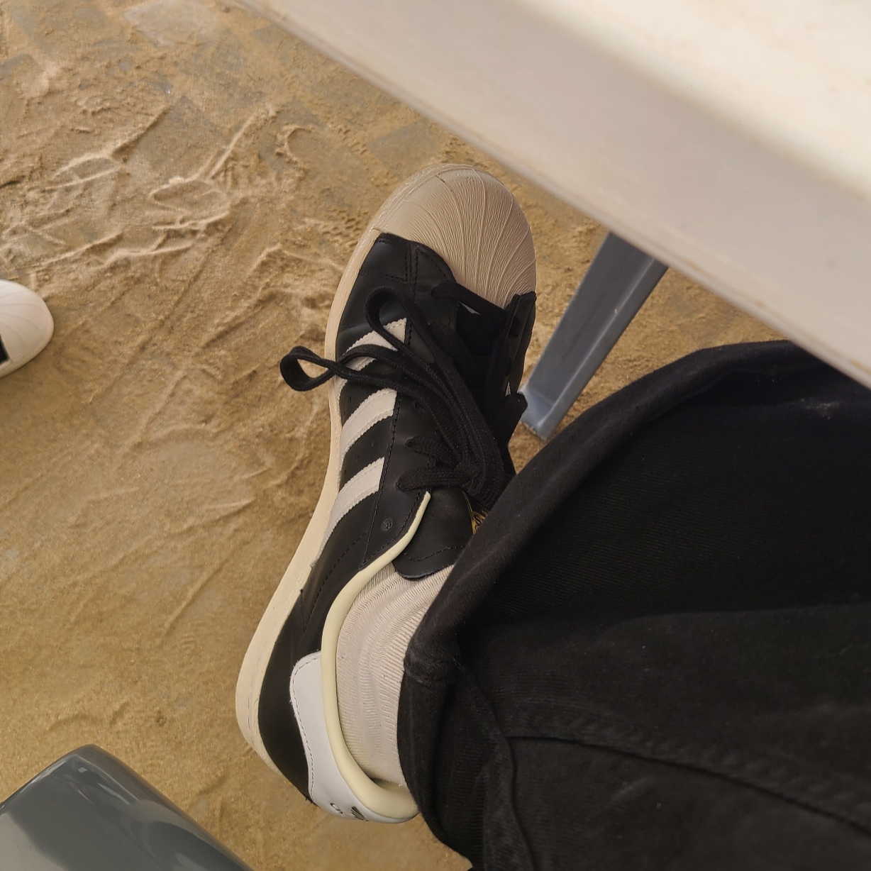 Adidas Superstar 82 FI Core Black 착용 스타일