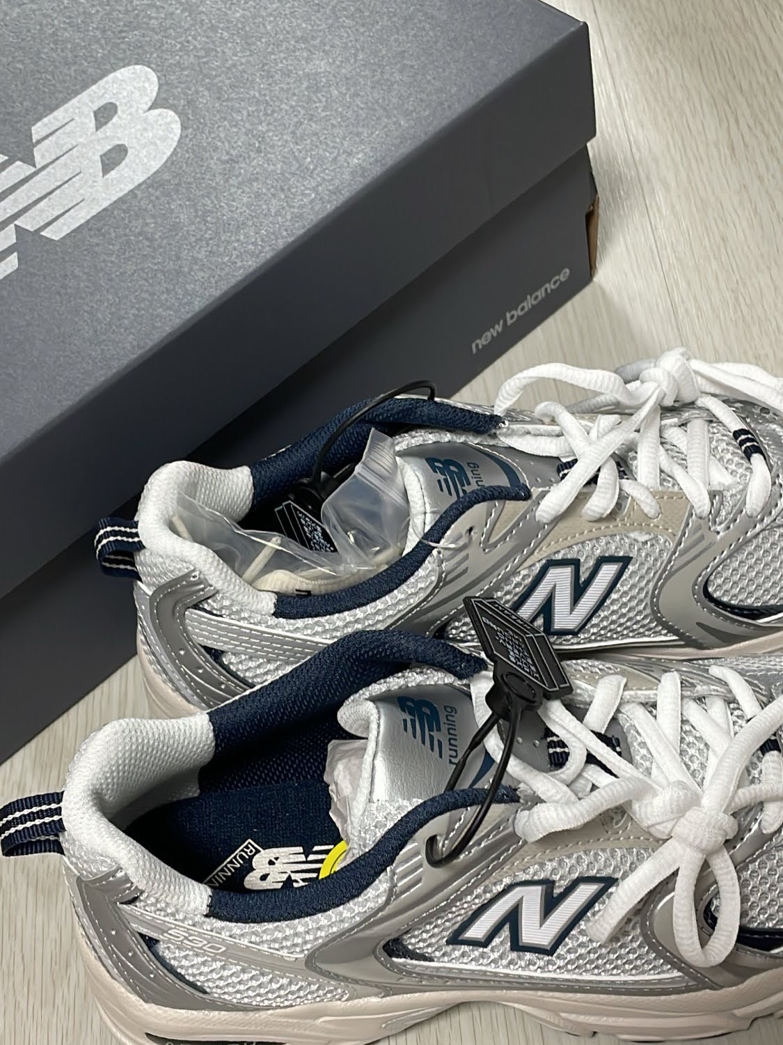 New Balance 530 Steel Grey 착용 스타일 - 2