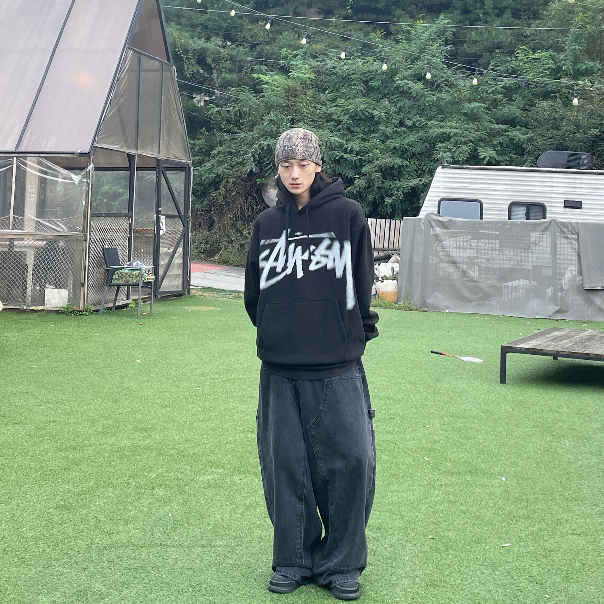 Stussy Dizzy Stock Hoodie Black, Jordan 1 x Travis Scott Retro Low OG SP Black Phantom 착용 스타일 - 4