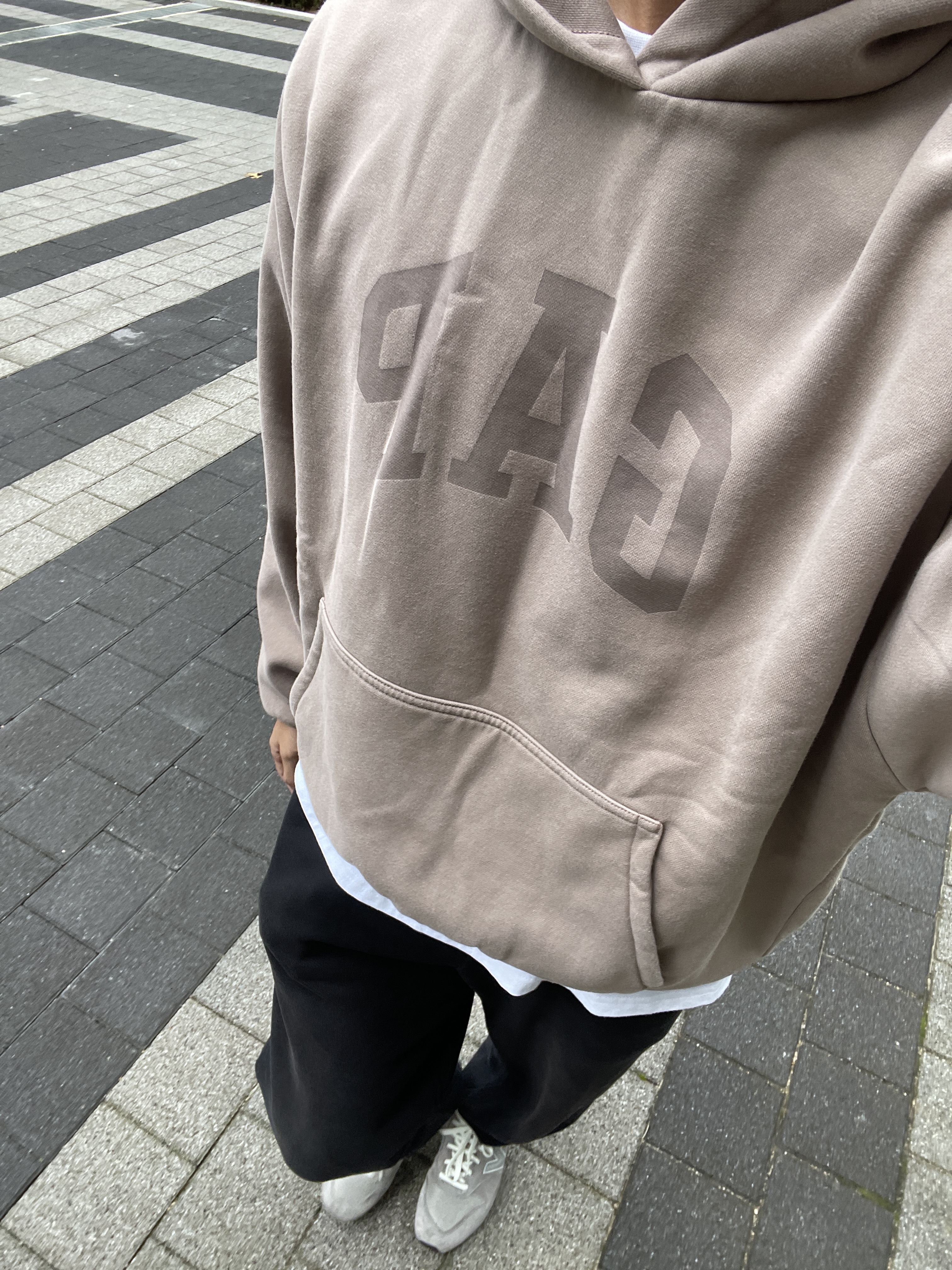 Yeezy Gap Engineered By Balenciaga Dove Shrunken Hoodie Beige 착용 스타일