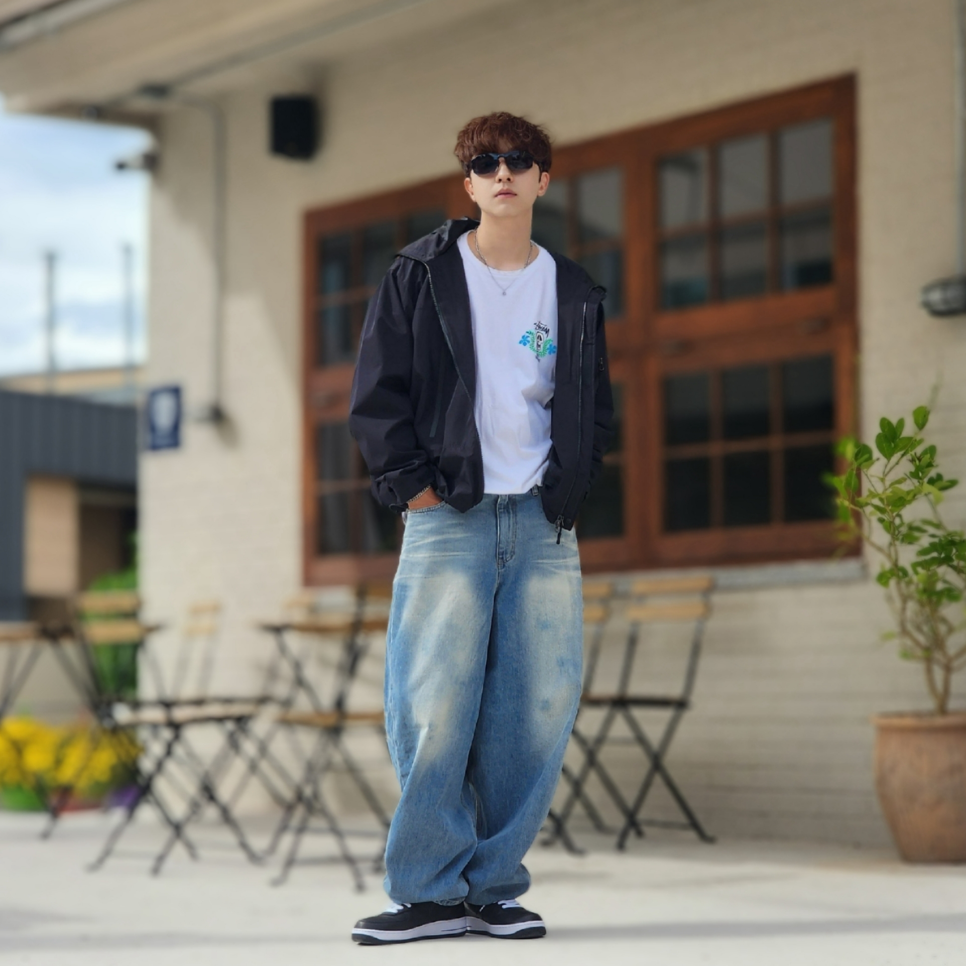 Nike x Stussy Air Force 1 '07 Mid SP Black, Stussy Skull Crest T-Shirt White 착용 스타일 - 3