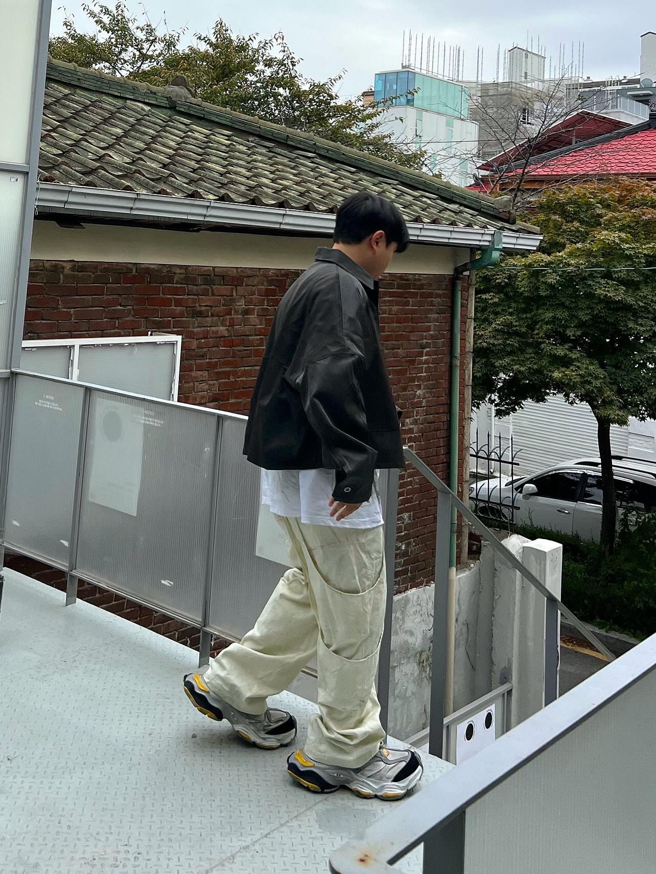 Balenciaga Cargo Sneakers Grey Black Yellow 착용 스타일