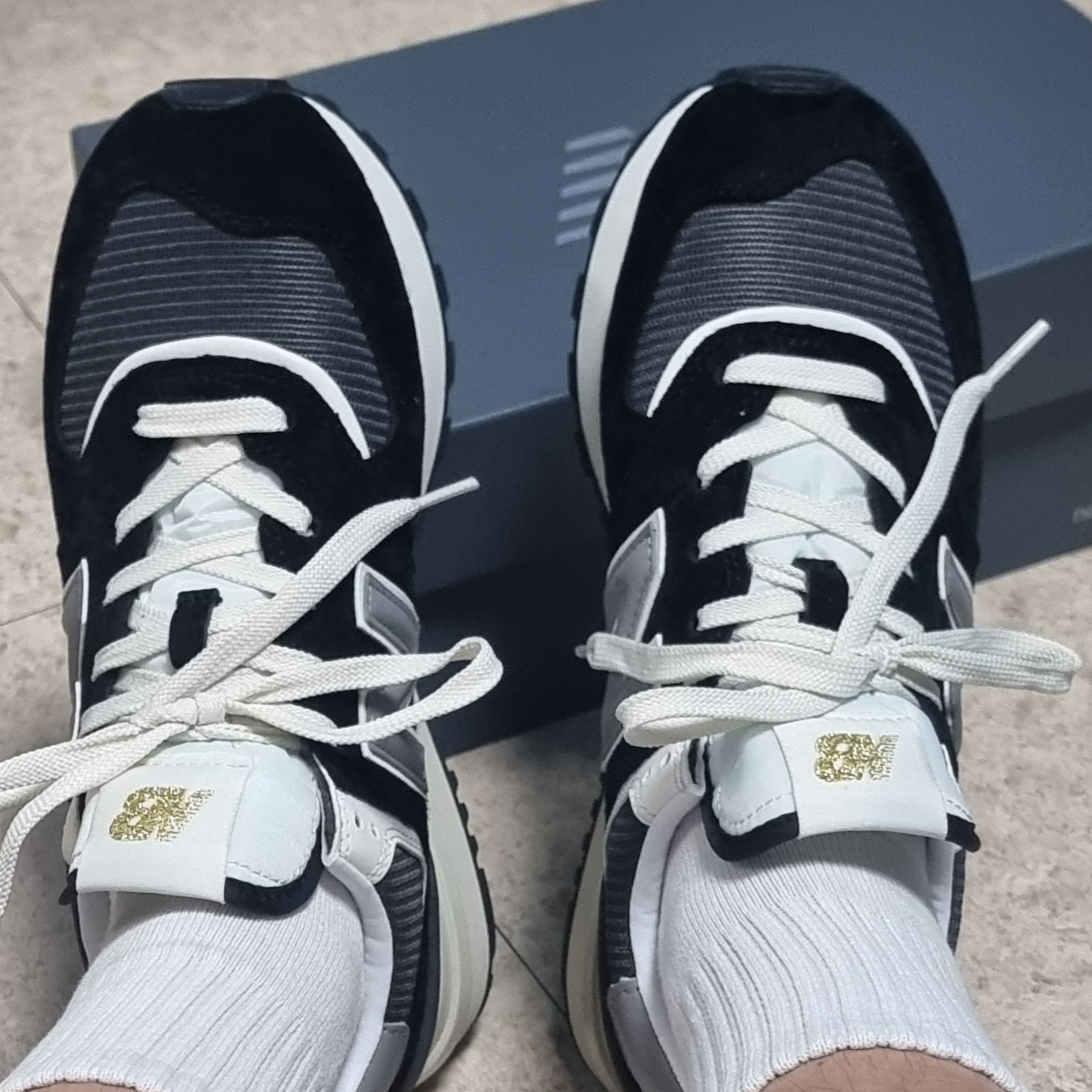 New Balance 574 Legacy Black 착용 스타일 - 2