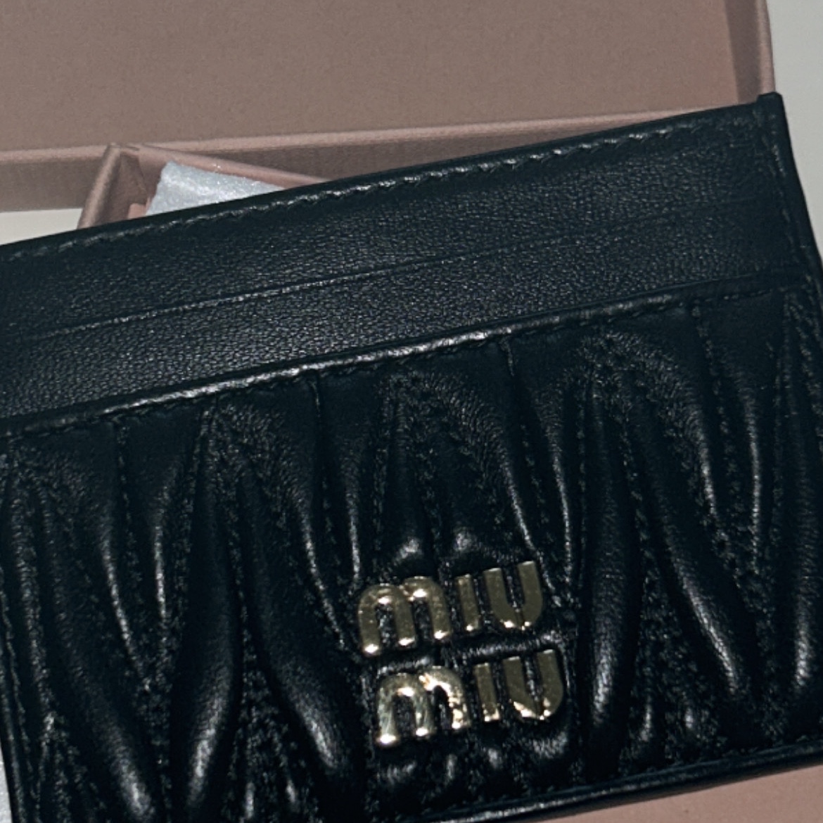 Miu Miu Matelasse Nappa Leather Card Holder Black 착용 스타일