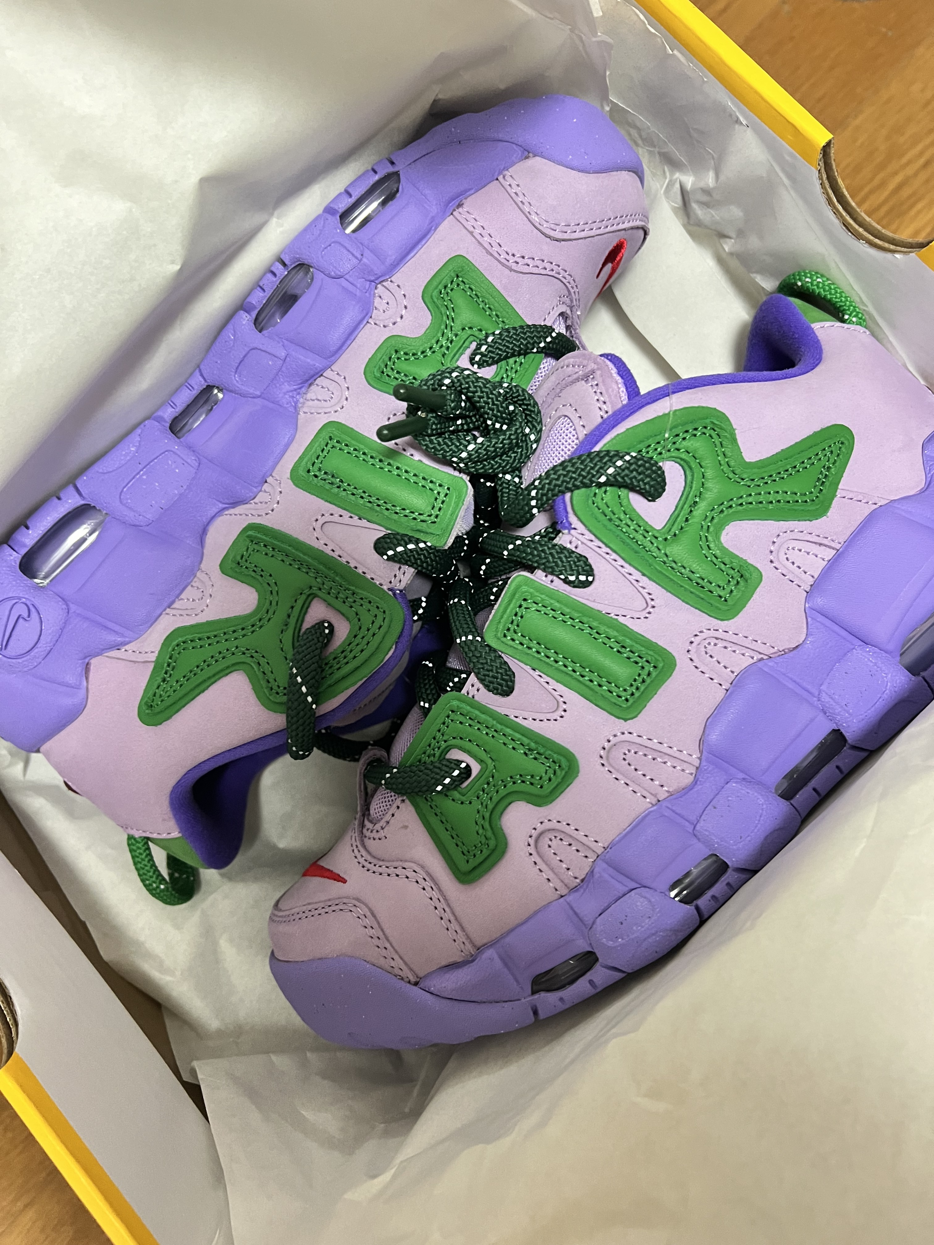 Nike x Ambush Air More Uptempo Low Vivid Sulfur and Limestone, Diesel 1DR Xs Shoulder Bag in Metallic Matte Leather Grey 착용 스타일 - 4