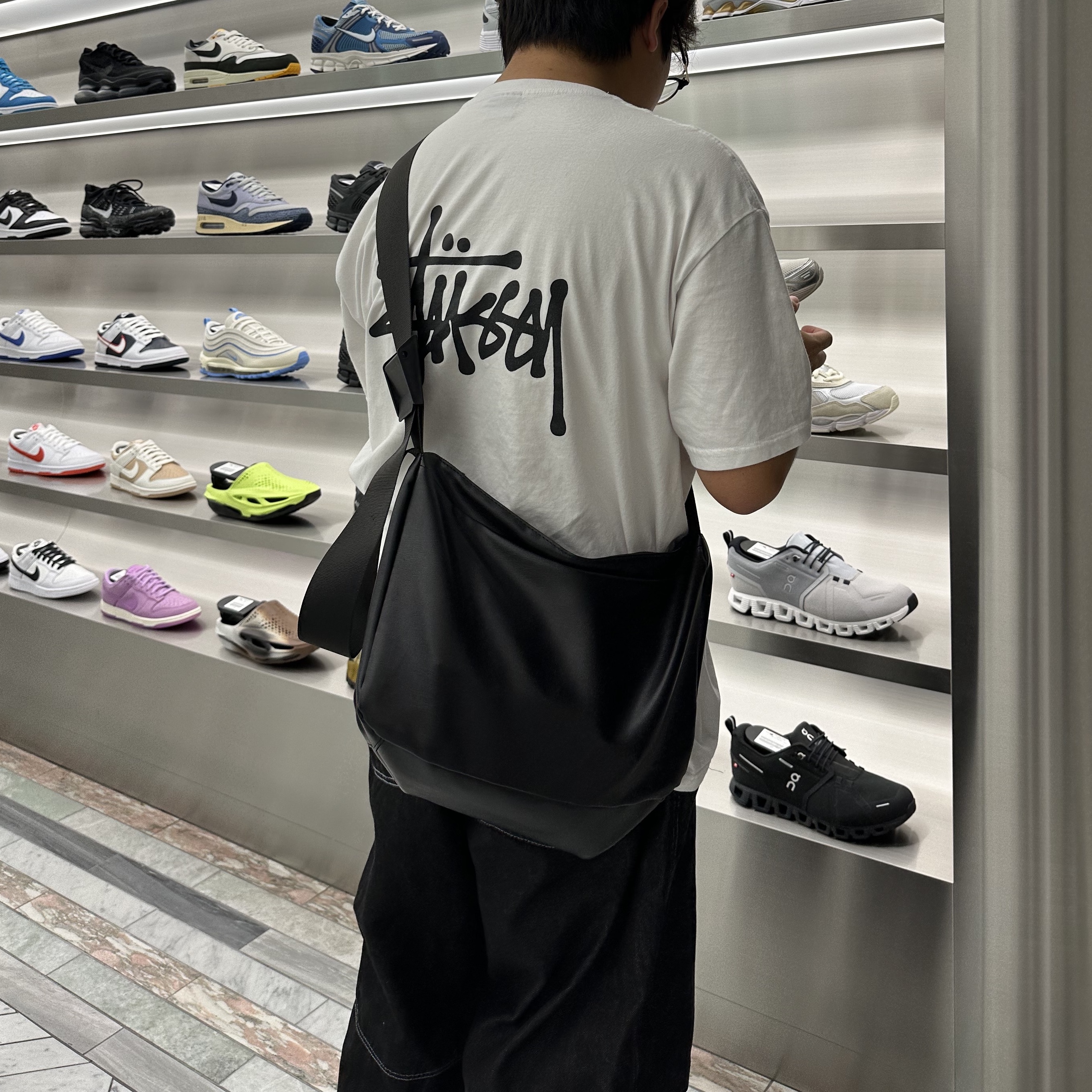 Stussy Basic Stussy T-Shirt White 2022, Oofos OOriginal Black 착용 스타일 - 3