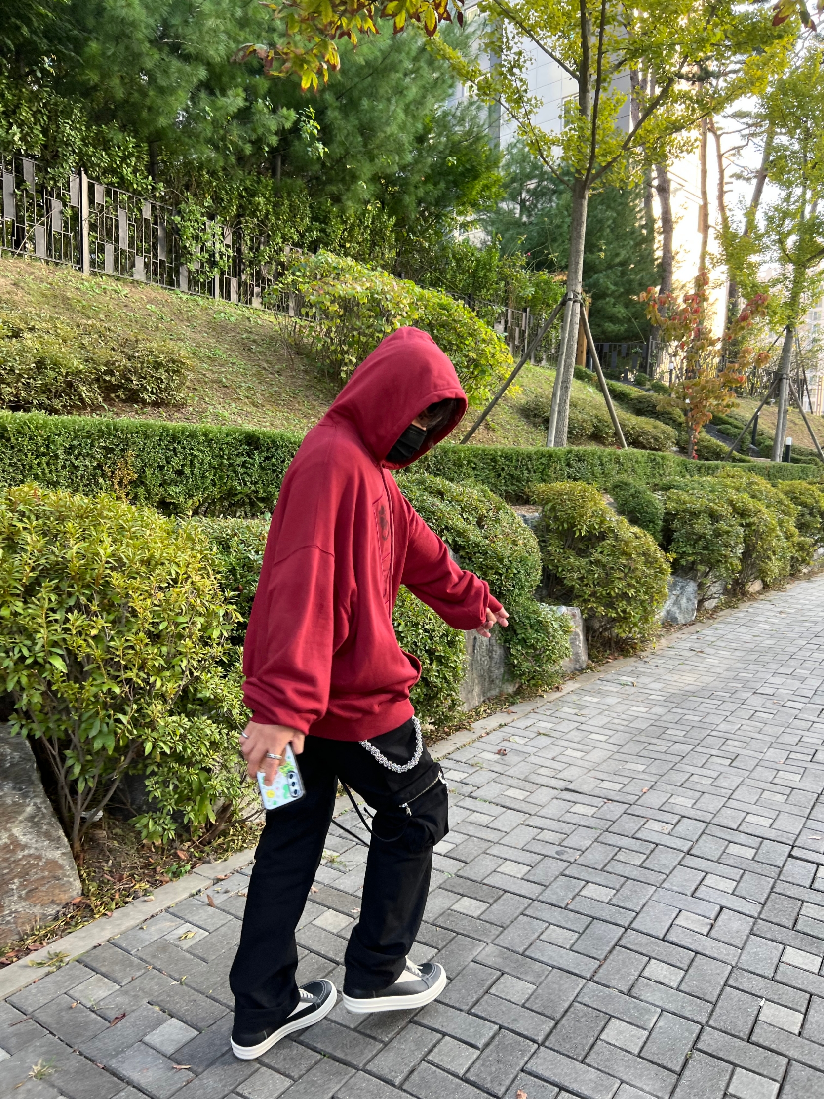 Undermycar Anwer Archive Hommage Patchwork Hoodie Cordovan - 23SS, Undermycar Bombyx Multi Cargo Double Zip Pants Raven - 23SS 착용 스타일 - 3