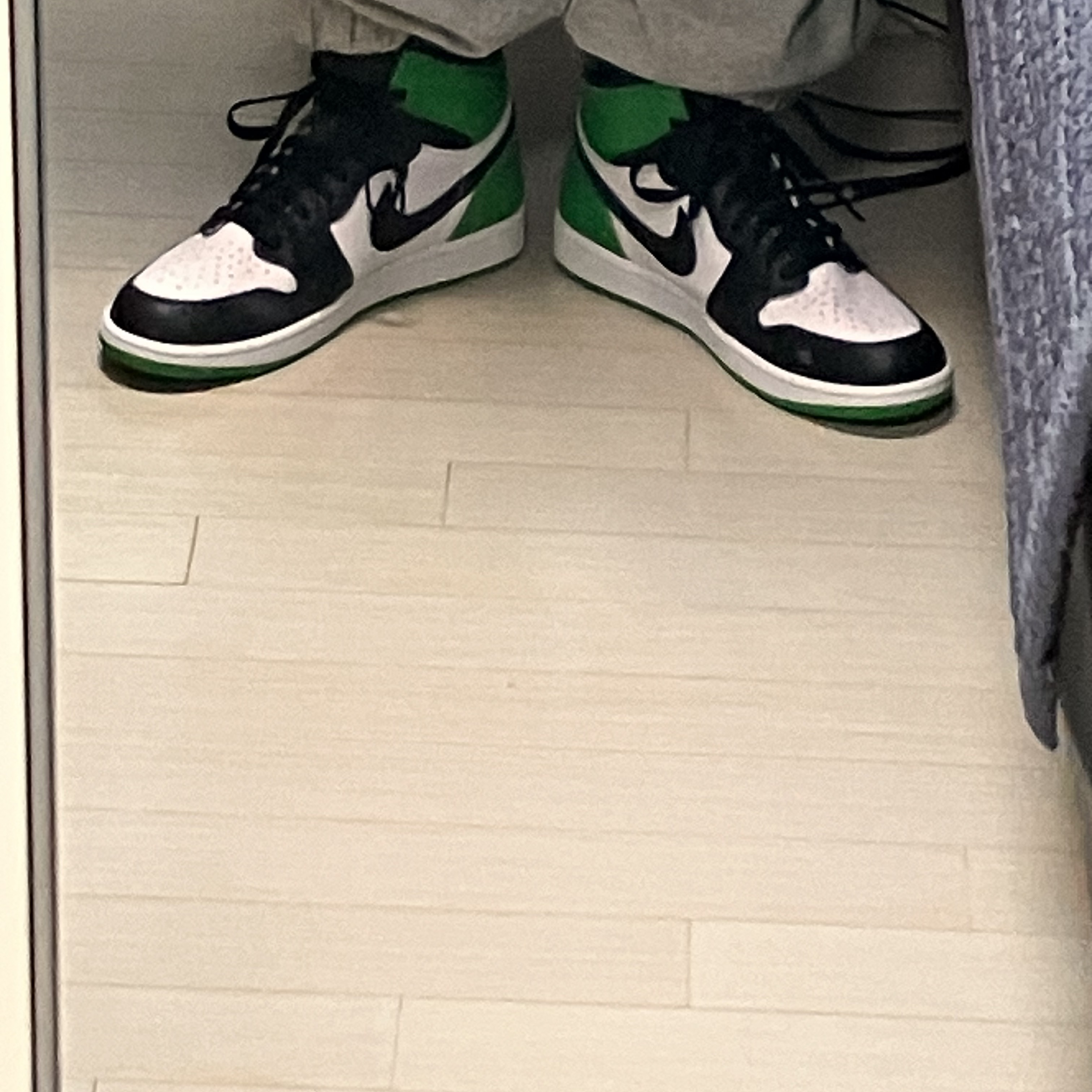 Jordan 1 Retro High OG Black and Lucky Green 착용 스타일
