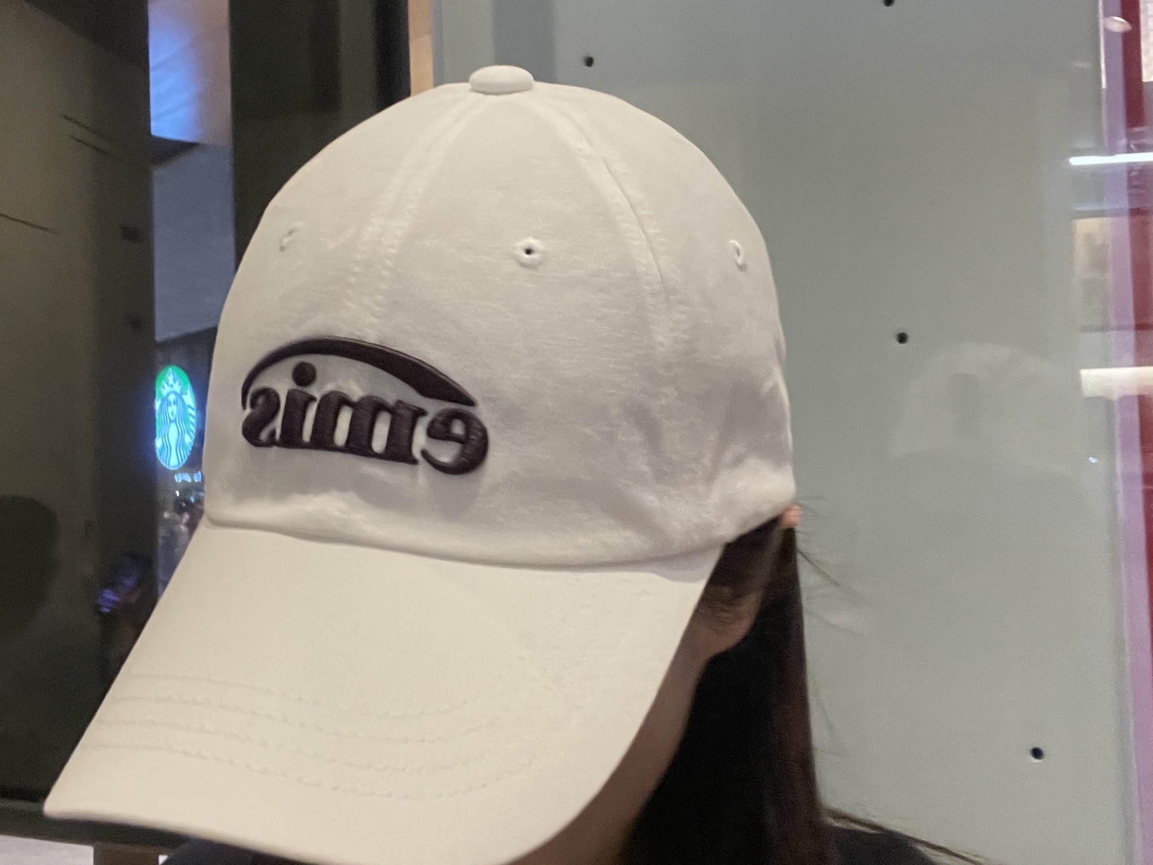 Emis New Logo Emis Cap White 착용 스타일