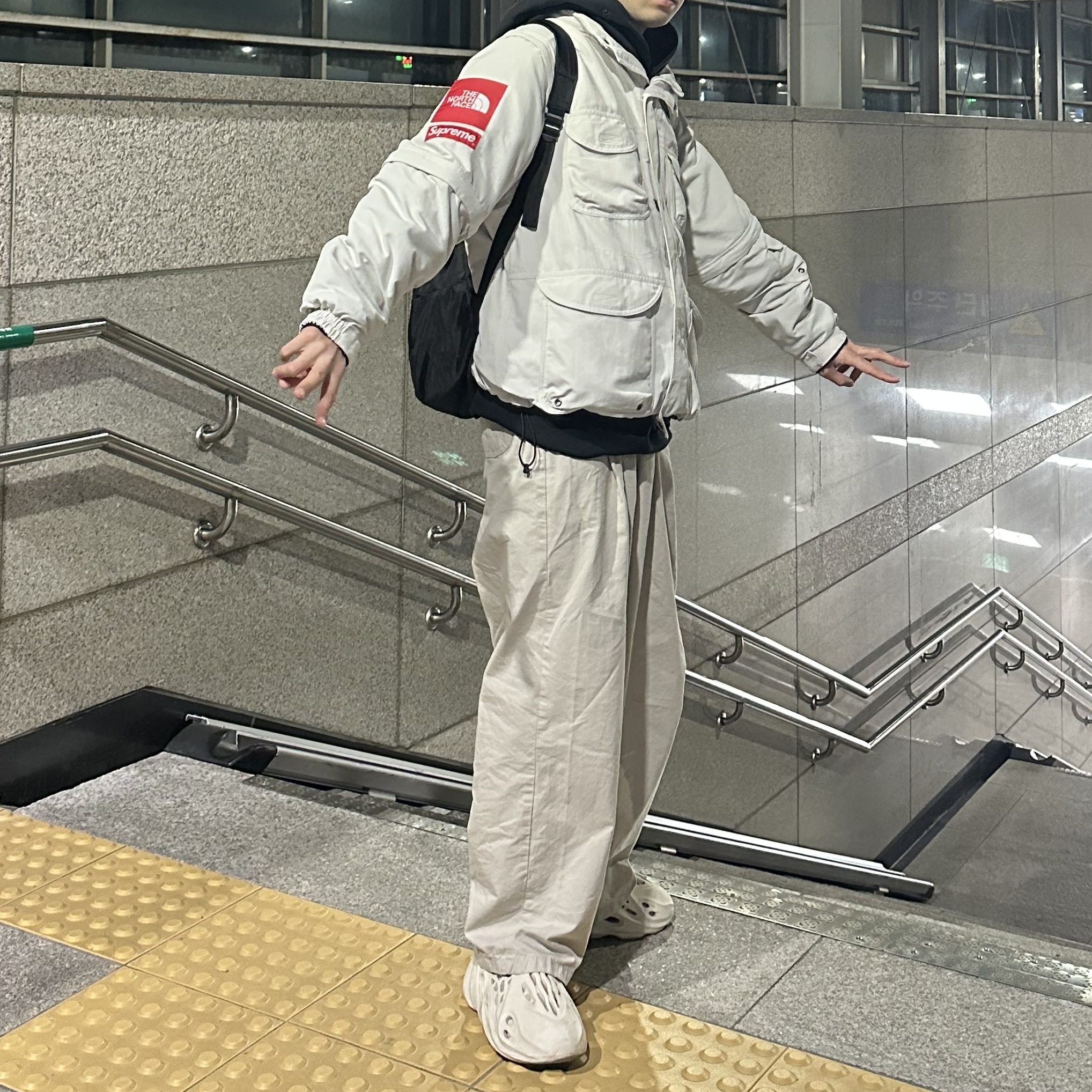 Adidas Yeezy Foam RNNR Sand, CDG Backpack Black 착용 스타일 - 1