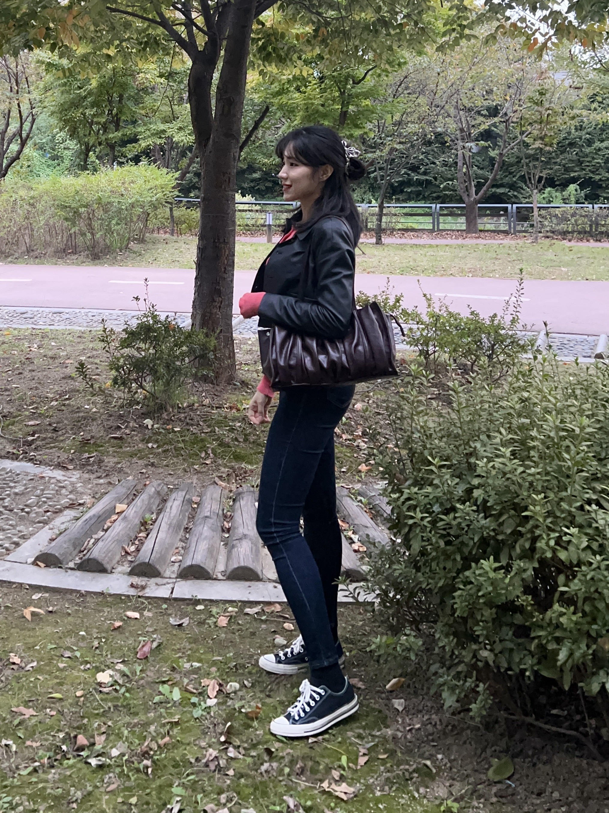 (W) Vivienne Westwood Bea Cropped Cardi Coral, Converse Chuck 70 Ox Black - Standard 착용 스타일 - 3