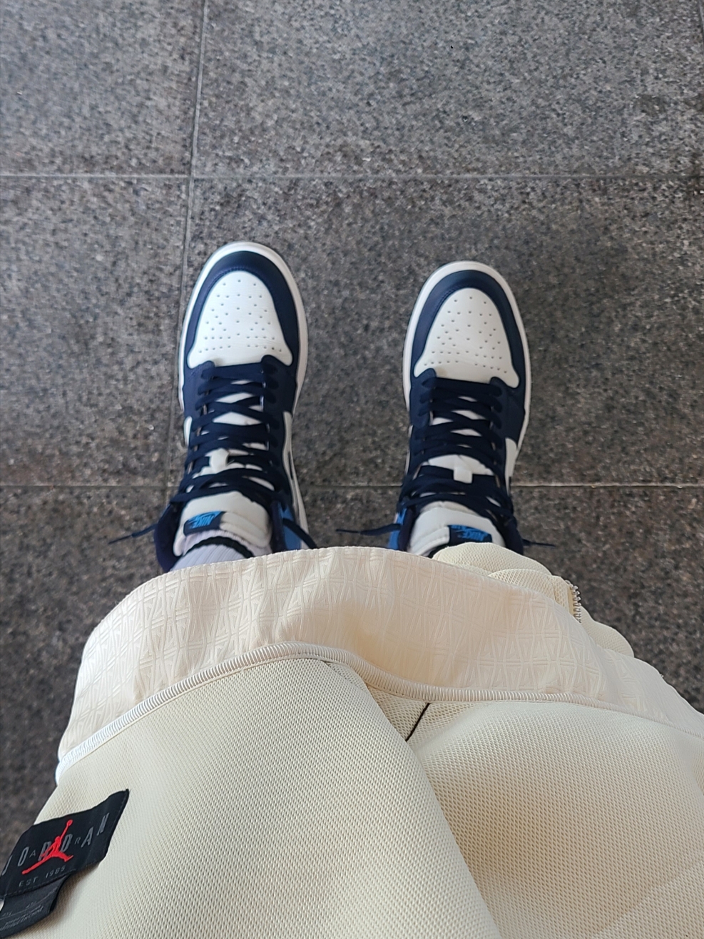 Jordan x A Ma Maniere Track Jacket Coconut Milk - Asia, Jordan x A Ma Maniere Track Jacket Coconut Milk - US/EU 착용 스타일